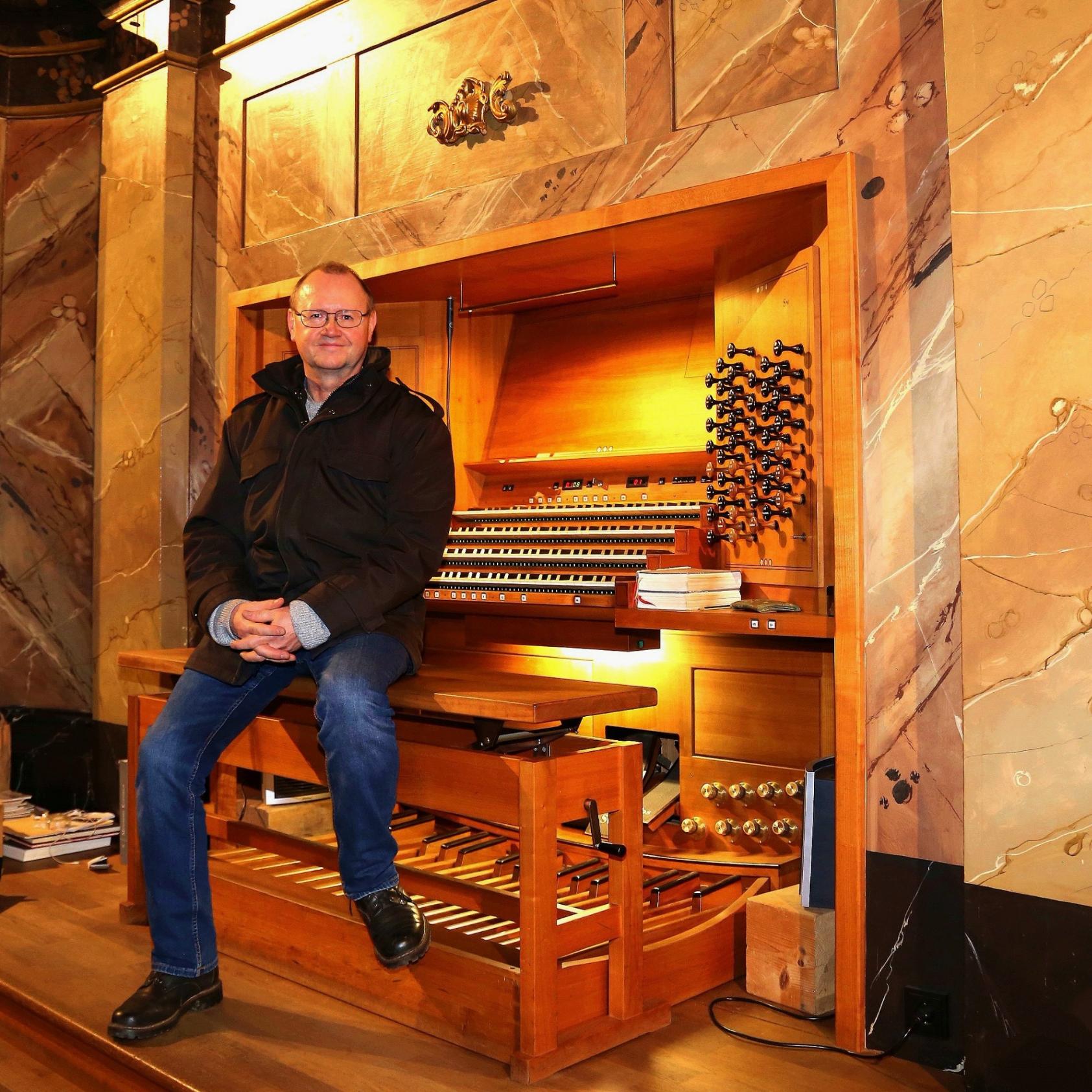 Georg Hagel an der Rieger Orgel
