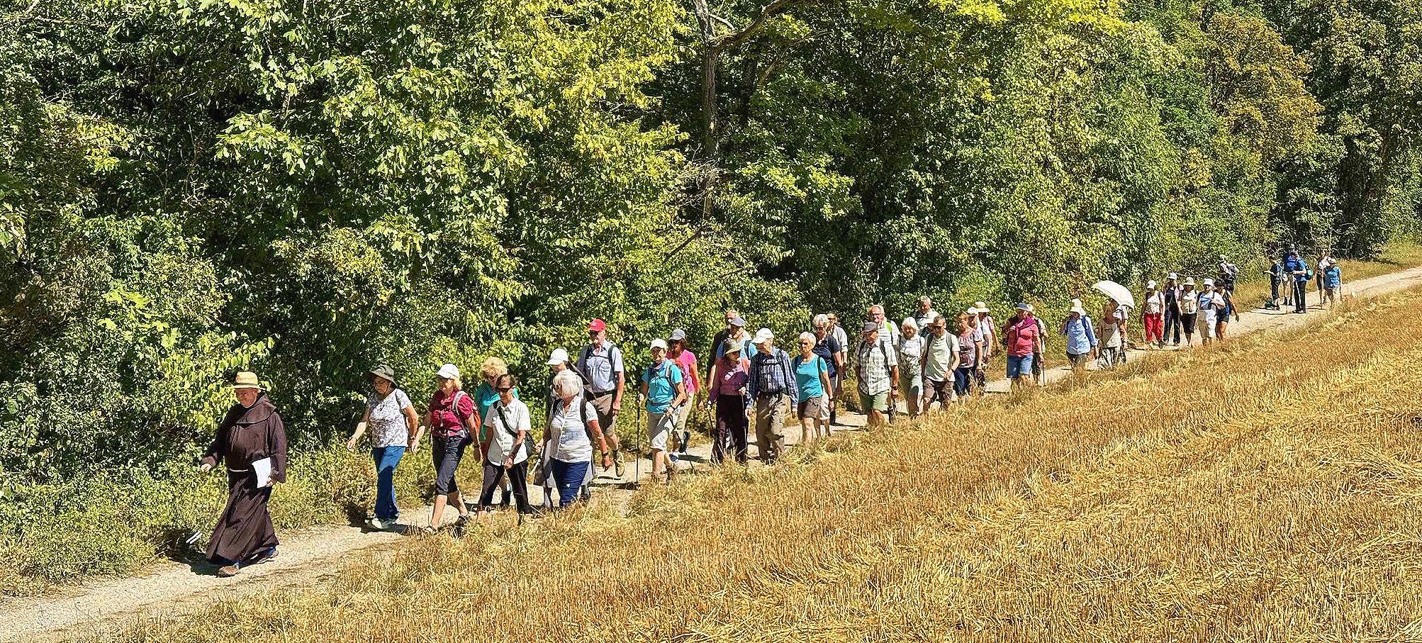 45 Teilnehmer machten sich vom am Franziskusbrunnen auf den Weg zu einer „Wanderkirche“ nach Uetzing.