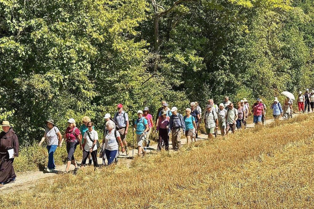 45 Teilnehmer machten sich vom am Franziskusbrunnen auf den Weg zu einer „Wanderkirche“ nach Uetzing.