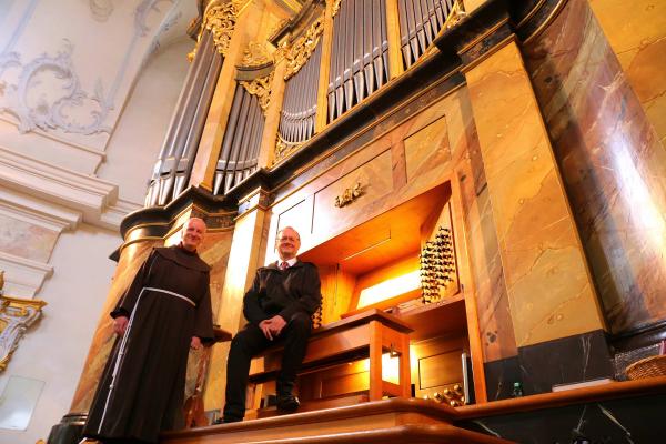 Es finden wieder Orgelkonzert zum Freitagsläuten statt. Guardian Pater Maximilian (li) und Basilikaorganist Georg Hagel an der Riegerorgel in Vierzehnheiligen.(2)