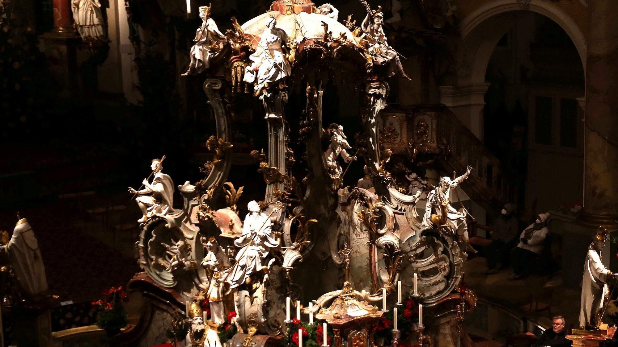 Beleuchteter Gnadenaltar bei der Nachtführung