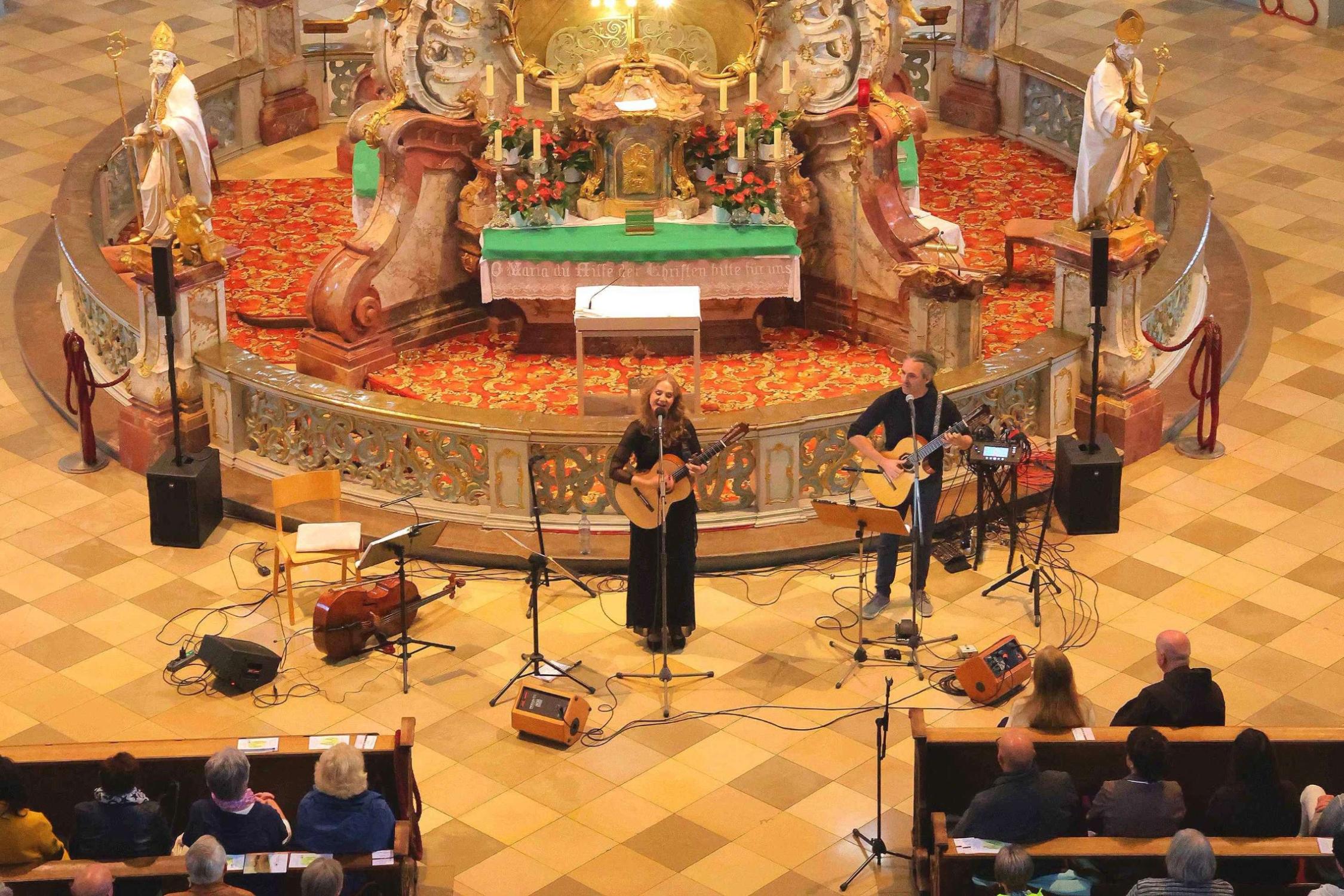 Während Suzan Bakers ausdrucksstarke Stimme das Publikum tief berührte, verlieh Dennis Lüddicke mit seiner Gitarrenvielfalt dem Konzert eine eigene Note.