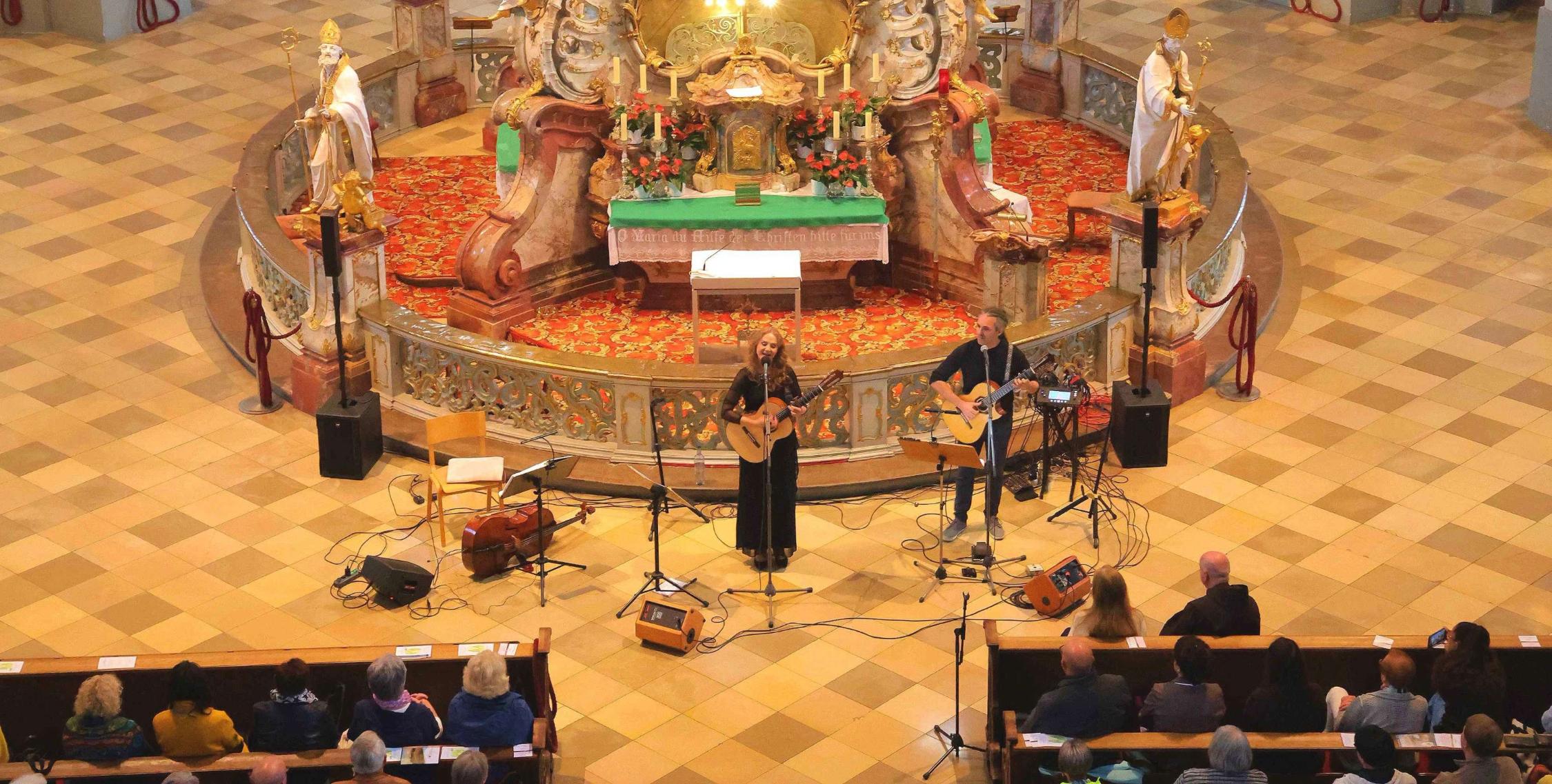 Während Suzan Bakers ausdrucksstarke Stimme das Publikum tief berührte, verlieh Dennis Lüddicke mit seiner Gitarrenvielfalt dem Konzert eine eigene Note.