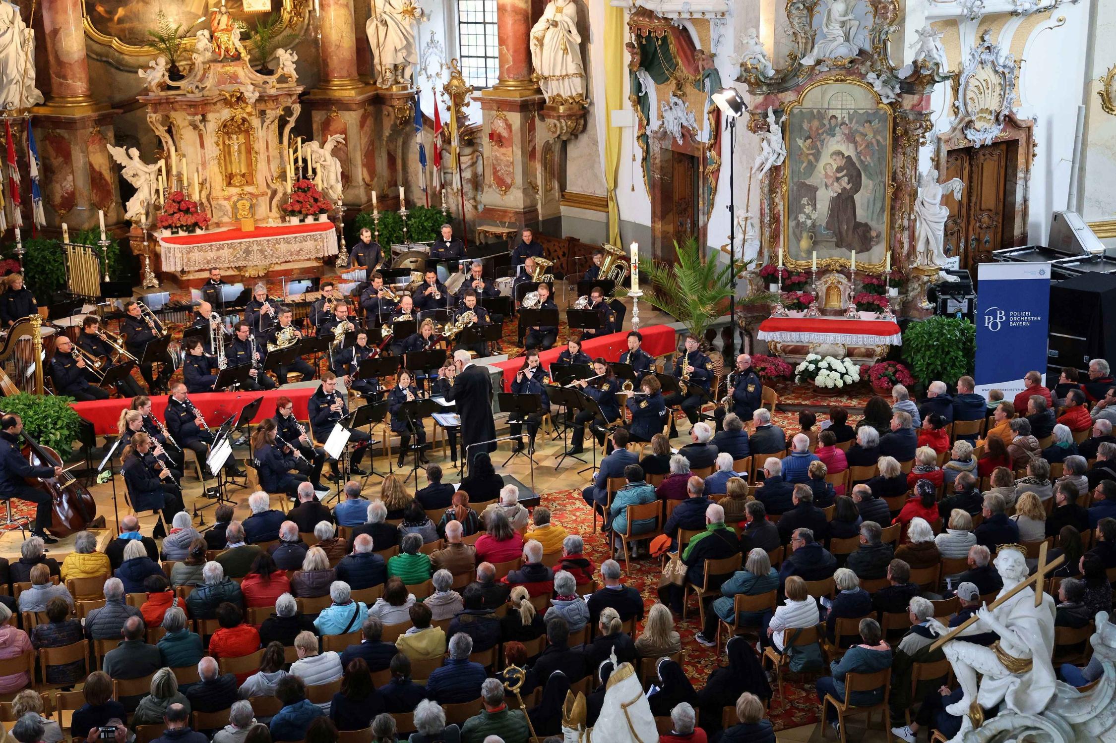 Das Polizeiorchester Bayern unter der Leitung von Generalmusikdirektor Johann Mösenbichler gastierte zu einem Benefizkonzert in der Wallfahrtsbasilika Vierzehnheiligen.