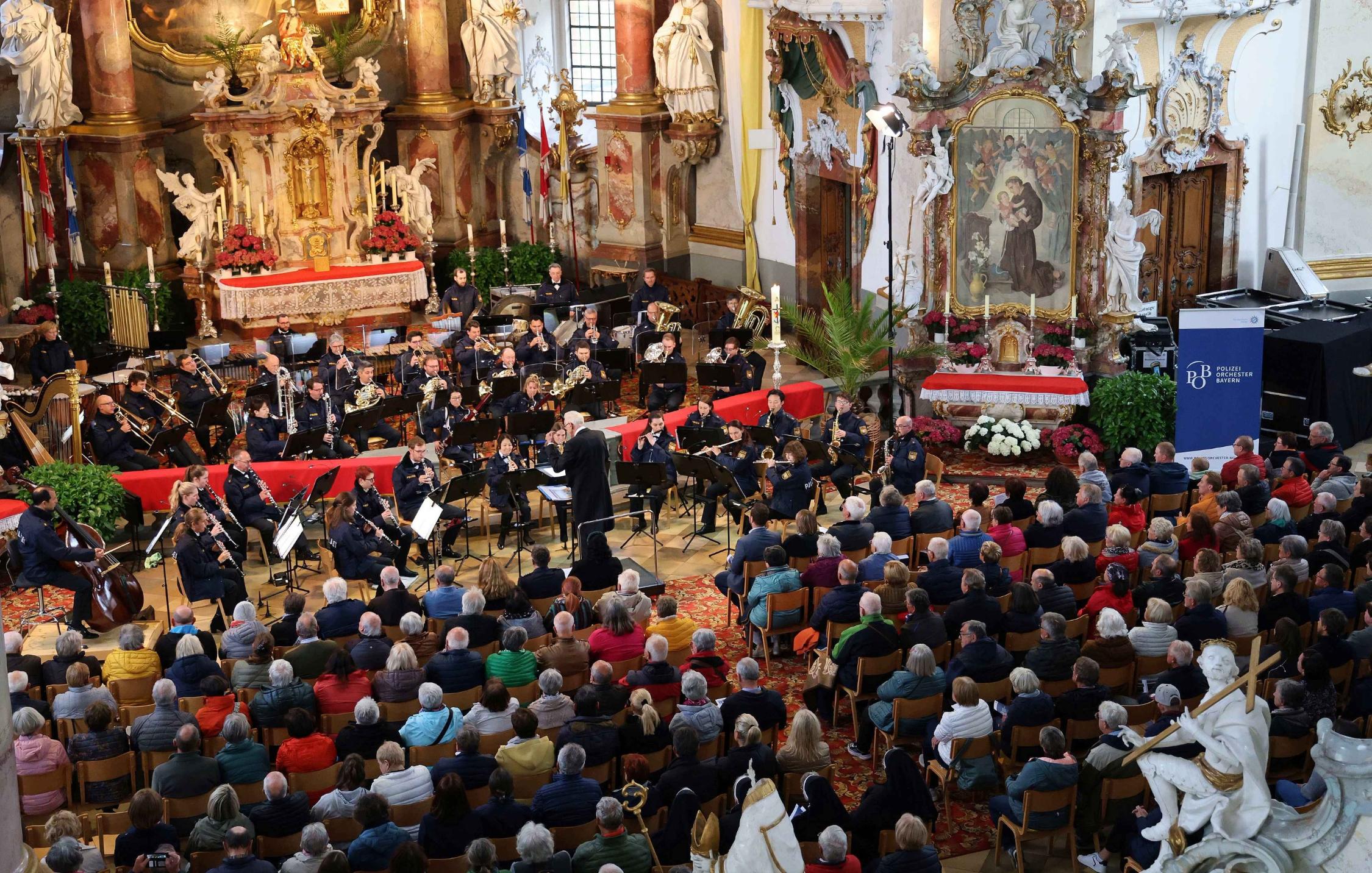 Das Polizeiorchester Bayern unter der Leitung von Generalmusikdirektor Johann Mösenbichler gastierte zu einem Benefizkonzert in der Wallfahrtsbasilika Vierzehnheiligen.