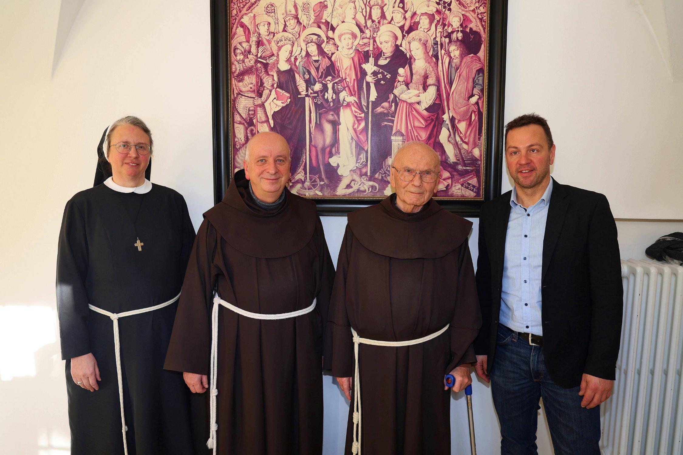 Bruder Paul (2.v.r.) feierte seinen 90. Geburtstag. Dazu gratulieren (v.l.) Kongregationsvikarin Schwester Katharina Horn, Guardian Pater Maximilian Wagner und der