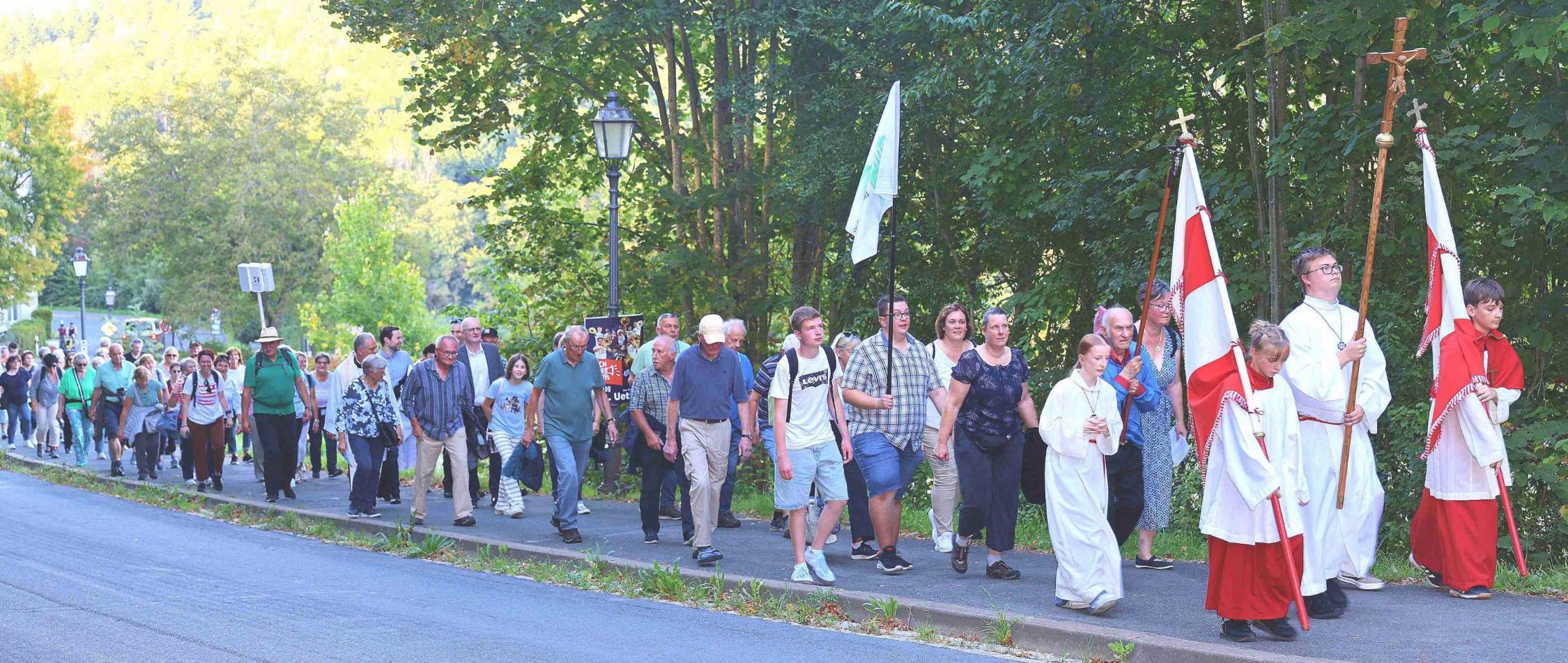 Zahlreiche Gläubige aus dem katholischen Dekanat Coburg machten sich am späten Samstagnachmittag auf den Weg hoch zur päpstlichen Wallfahrtsbasilika Vierzehnheiligen.