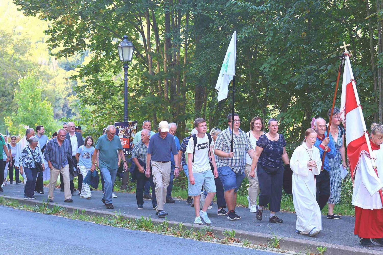 Zahlreiche Gläubige aus dem katholischen Dekanat Coburg machten sich am späten Samstagnachmittag auf den Weg hoch zur päpstlichen Wallfahrtsbasilika Vierzehnheiligen.