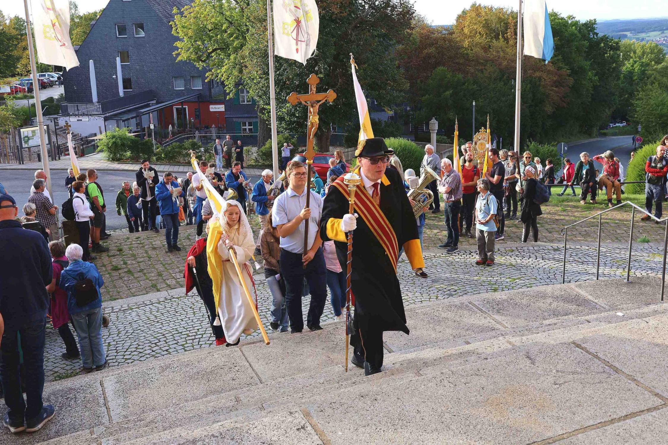 Die Pilger der Dekantswallfahrt zieht in die Wallfahrtsbasilika ein.1