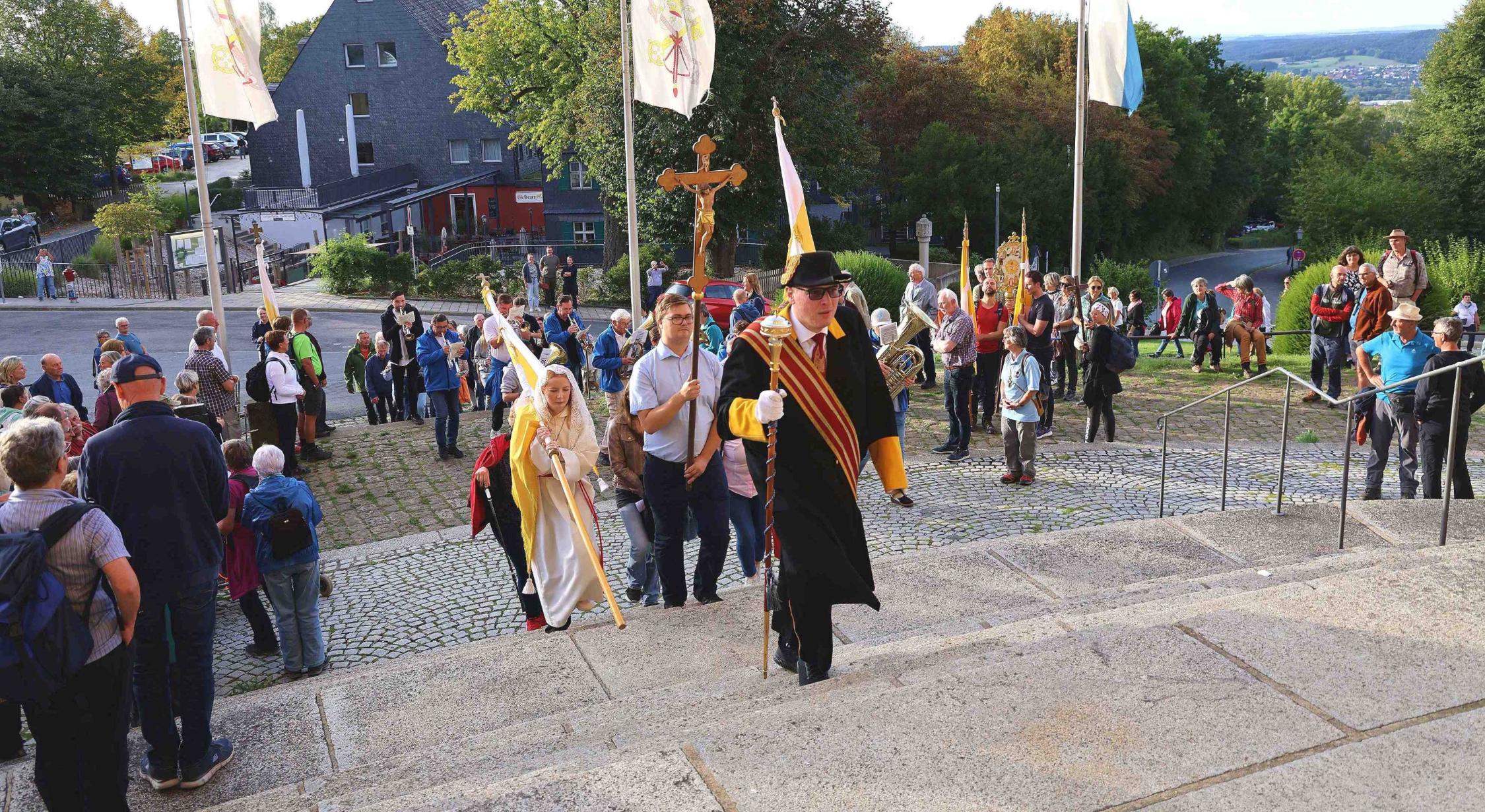 Die Pilger der Dekantswallfahrt zieht in die Wallfahrtsbasilika ein.1
