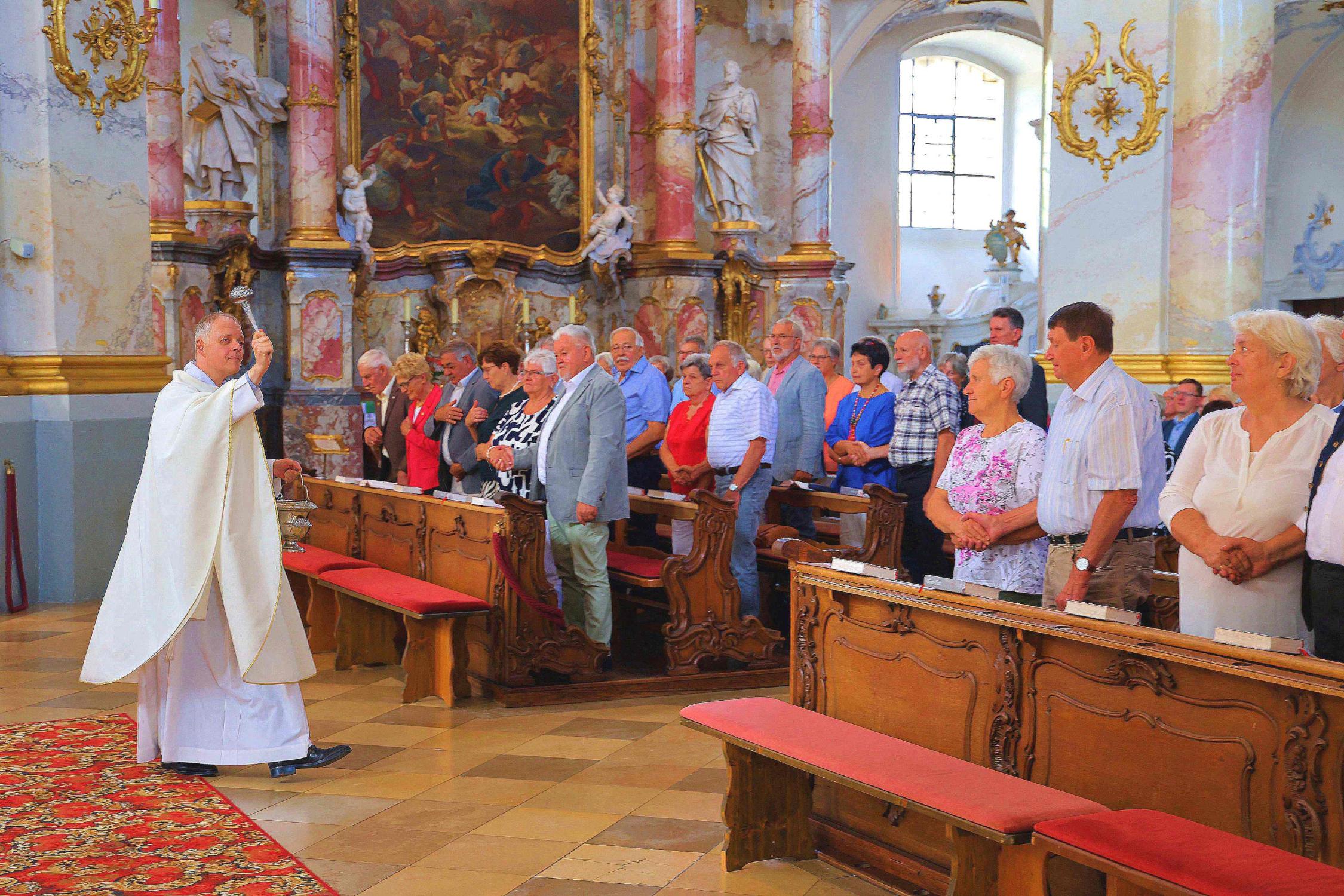 Domkapitular Professor Dr. Elmar Koziel besprengte die Jubelpaare während des Gottesdienstes mit Weihwasser.