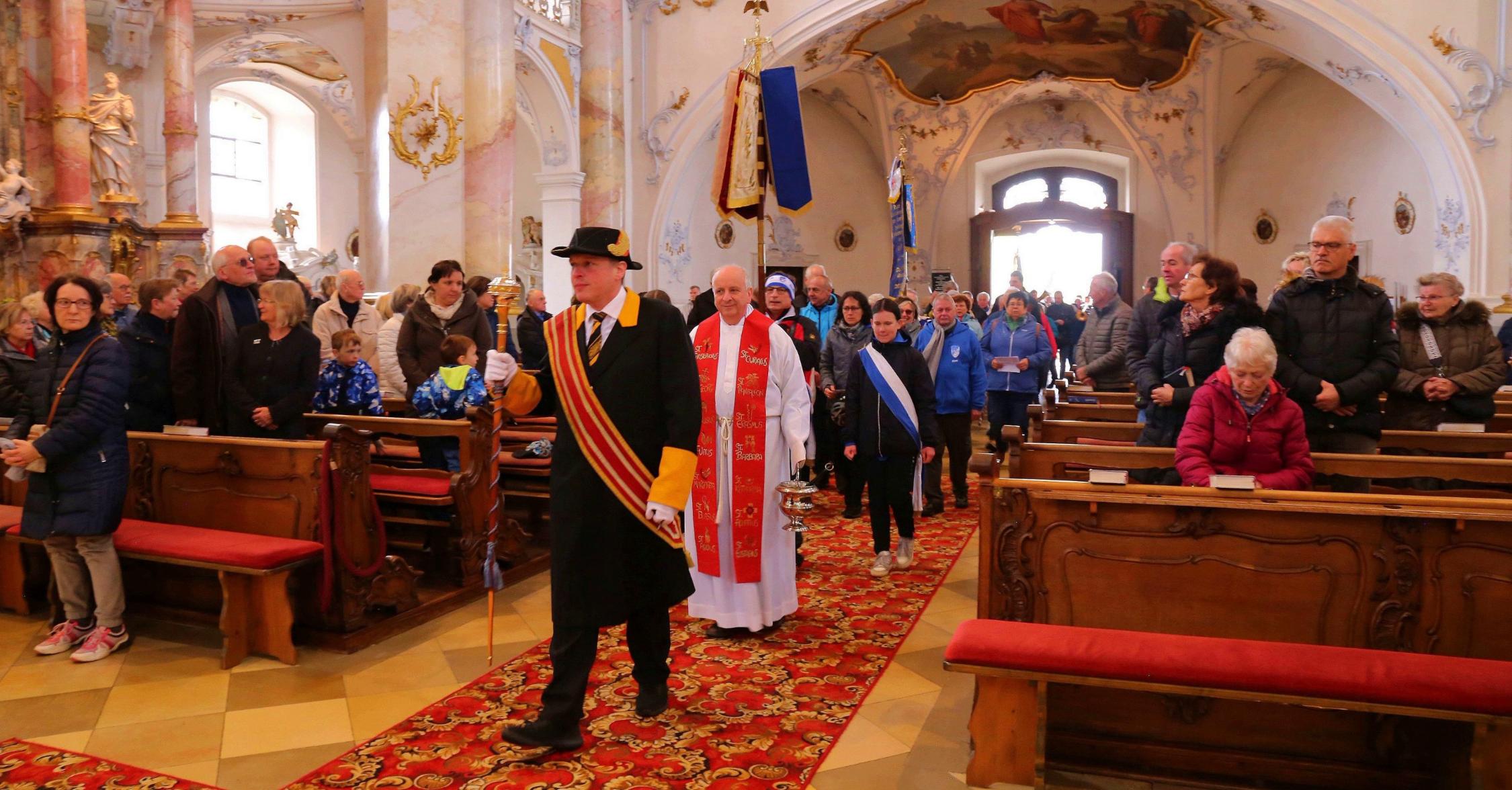 Am „Tag der Wallfahrt“ zieht die Radwallfahrt der Concordia Altenkunstadt mit Kirchenschweizer Daniel Reitz und Pater Maximilian in die Basilika ein.