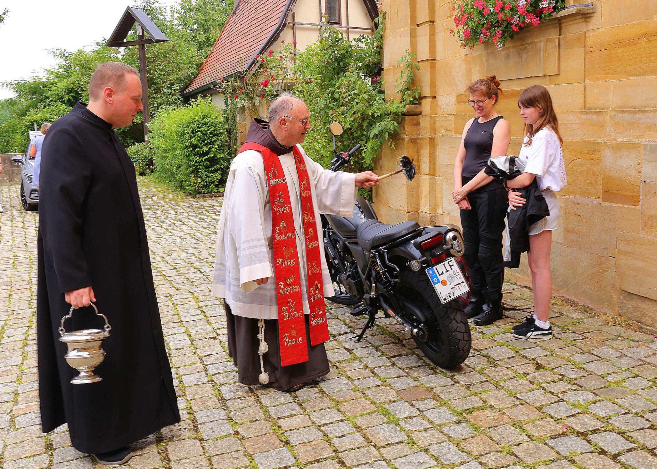 Pater Werner segnete Brigitte Herold sowie ihre Tochter Johann und die Honda 500.