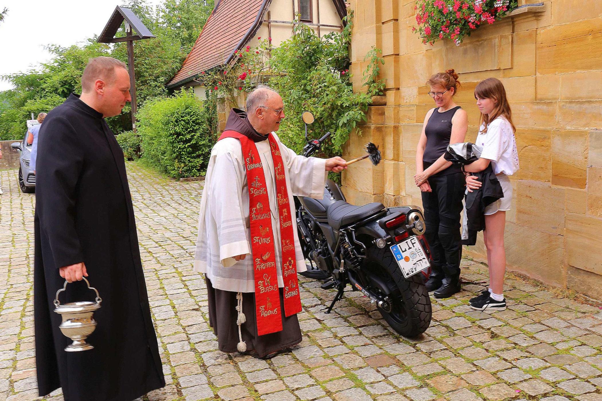 Pater Werner segnete Brigitte Herold sowie ihre Tochter Johann und die Honda 500.