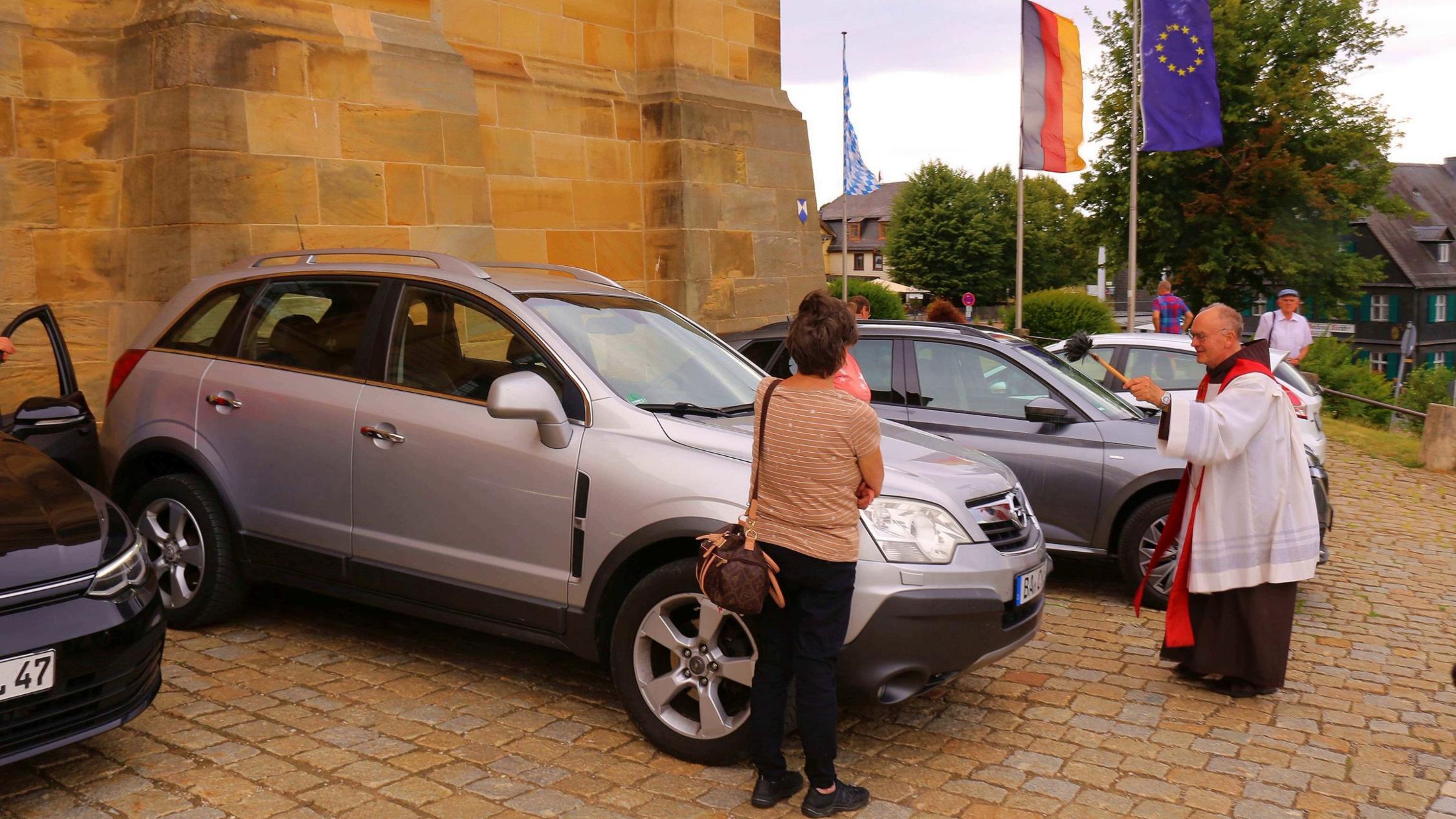 Pater Werner segnete die Fahrzeuge auf dem Basilikavorplatz.