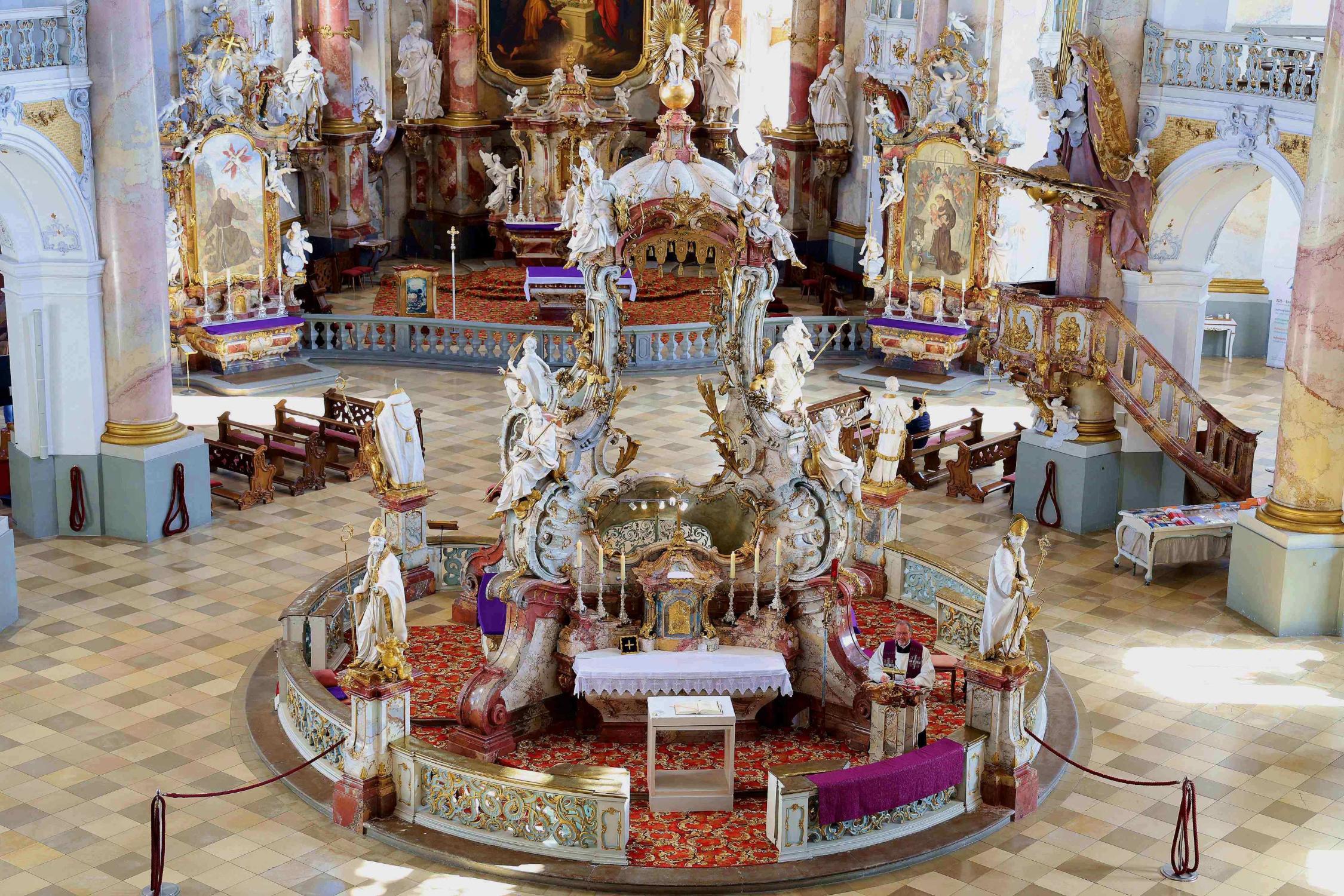 Pfarrer i.R. Monsignore Josef Treutlein aus Kloster Banz war Fastenprediger am vergangenen Sonntagnachmittag bei der fastenzeitlichen Vesper in der Basilika Vierzehnheiligen. Im Hintergrund ist auch die Figur vom Nährvater Josef zu sehen.