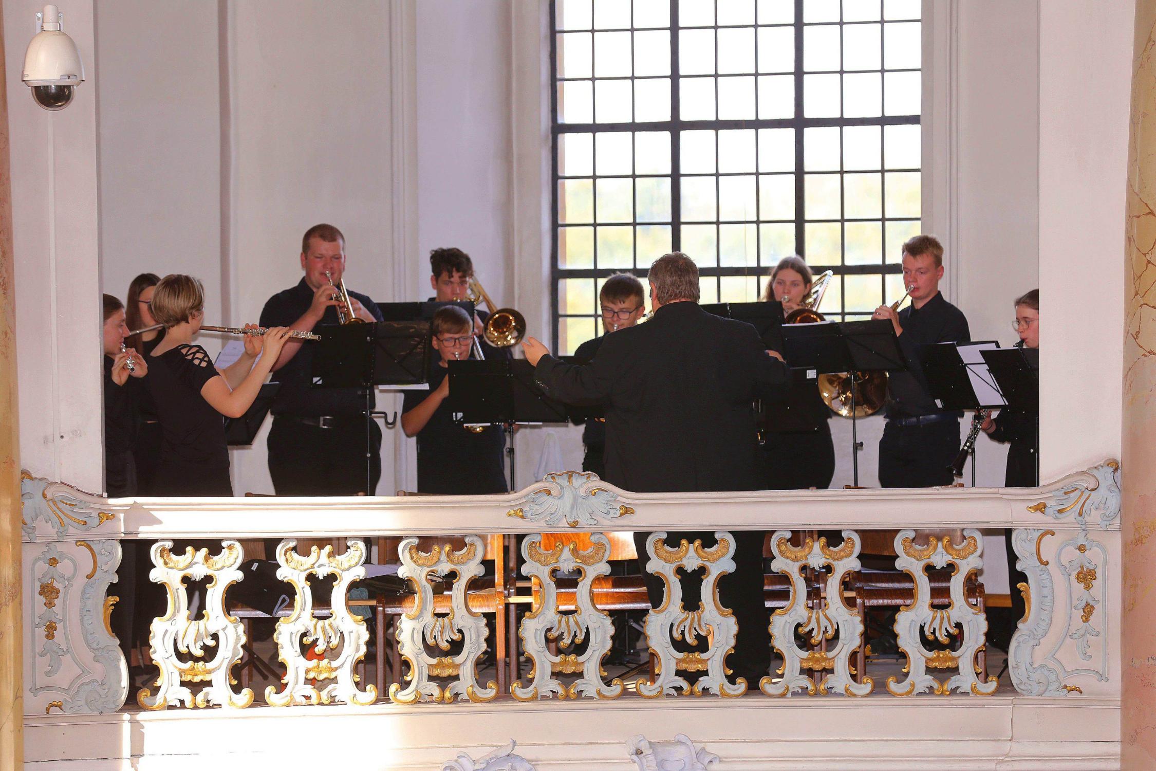 Auf der Seitenempore spielte die Bläserjugend des Musikvereins Uetzing-Serkendorf unter der Leitung von Petr Horejsi gekonnt auf.