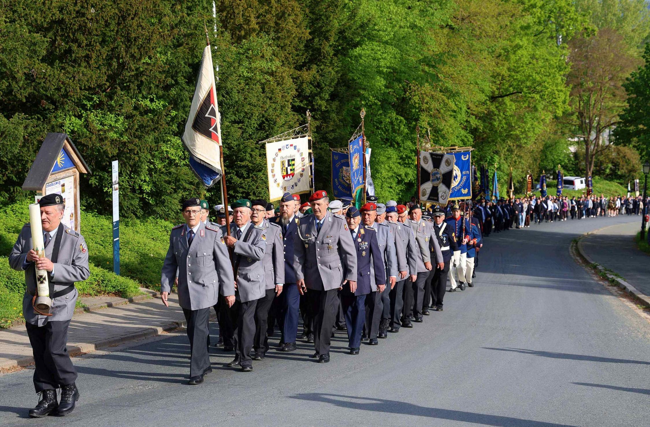 Die Friedens und Soldatenwallfahrt zieht den „heiligen Berg“ hoch.