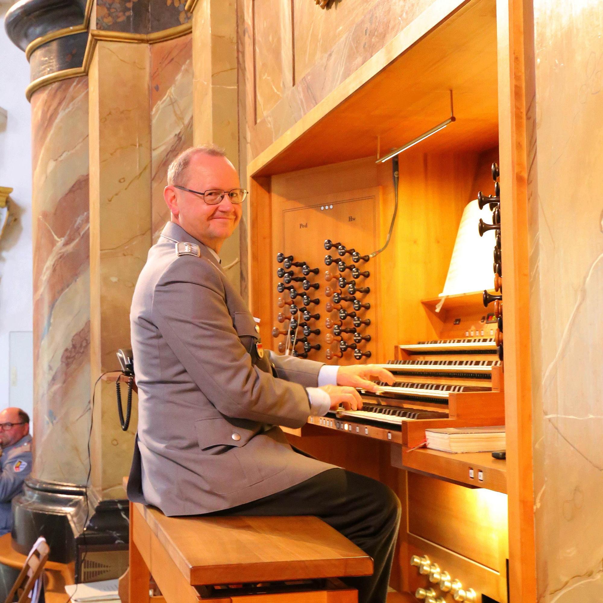 Hauptmann d. R. Georg Hagel an der Orgel