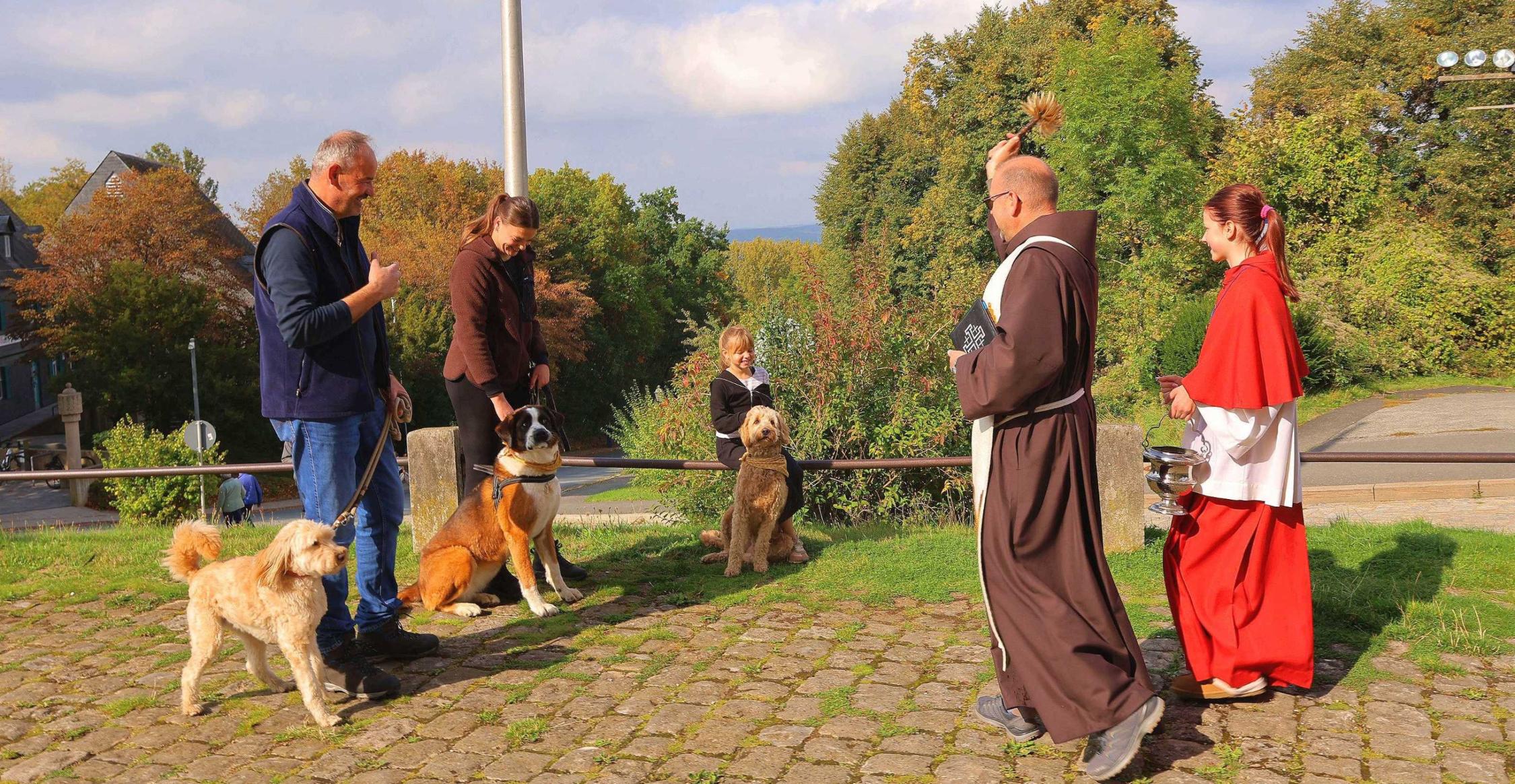 Für Pater Stanislaus standen anlässlich des Tags des Heiligen Franziskus die guten Wünsche für Vierbeiner im Fokus