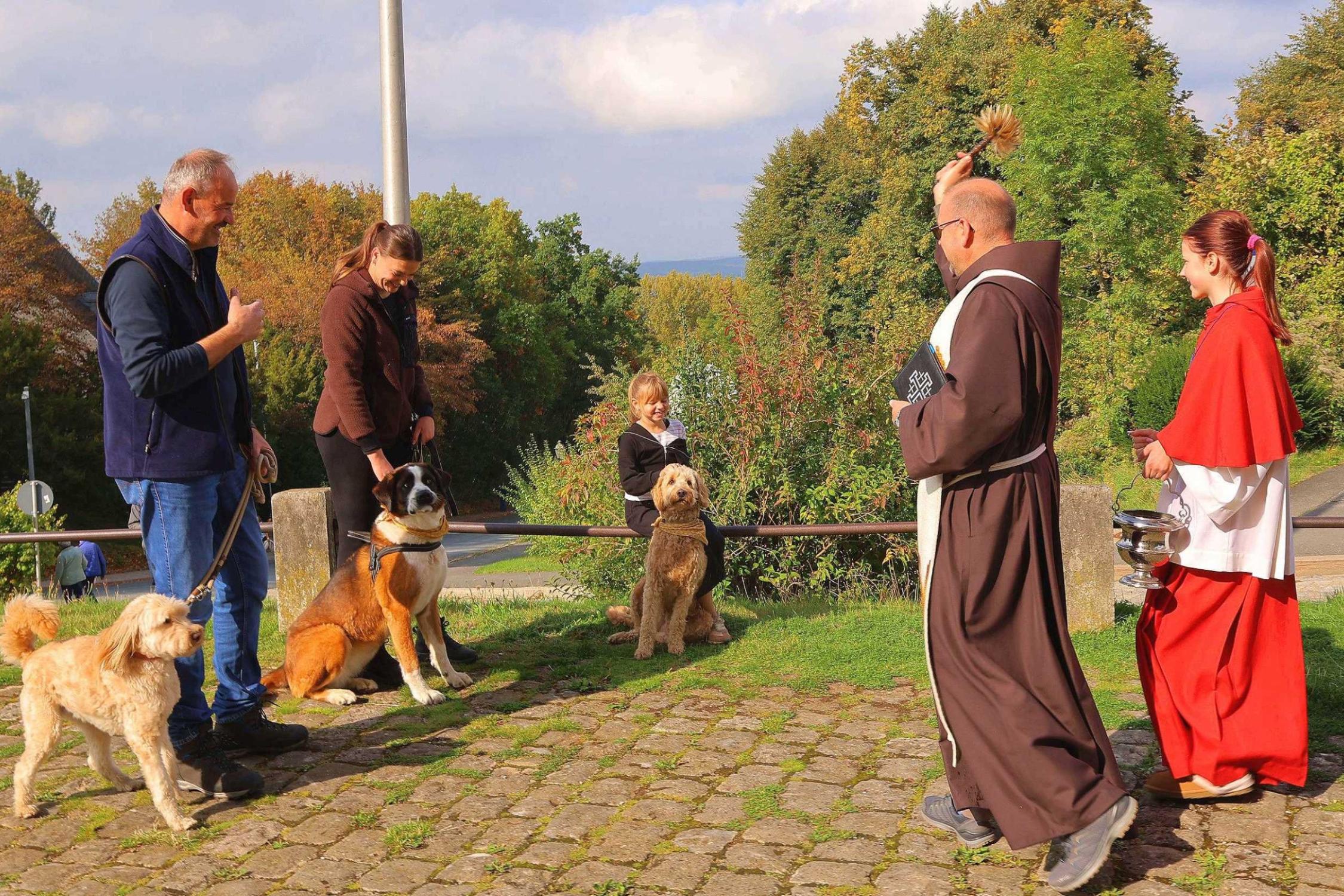 Für Pater Stanislaus standen anlässlich des Tags des Heiligen Franziskus die guten Wünsche für Vierbeiner im Fokus