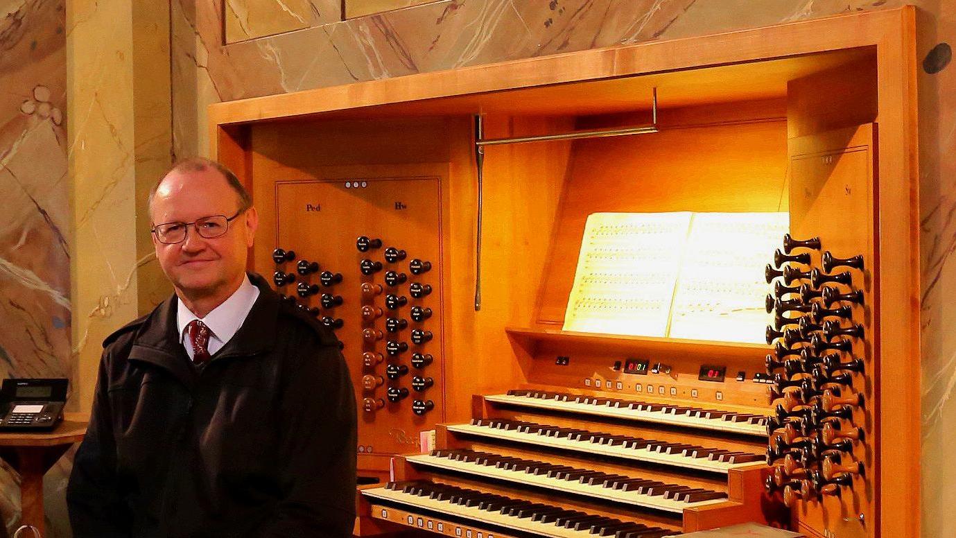 Georg Hagel an der Riegerorgel Vierzehnheiligen