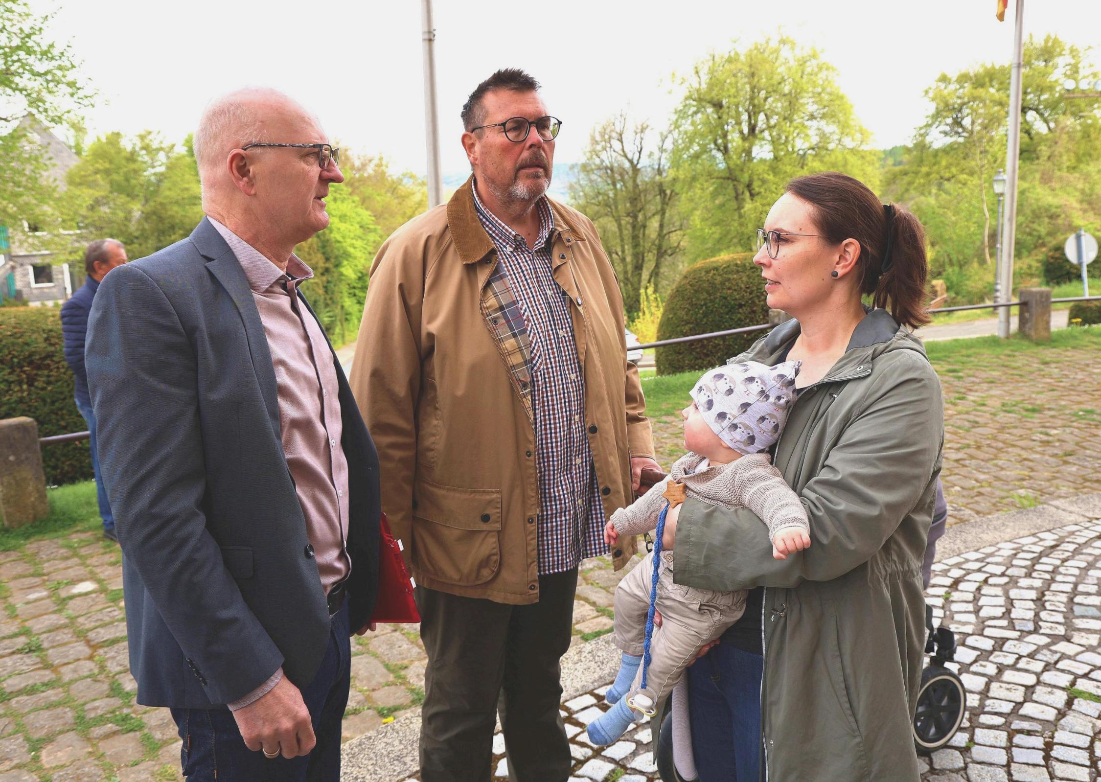 Auf Initiative des Georgen-Komitees übergibt der Vorsitzende Georg Lohneis an Georg Knipper in Beisein von Mama Anja und Opa Martin eine Urkunde und ein Geschenk.