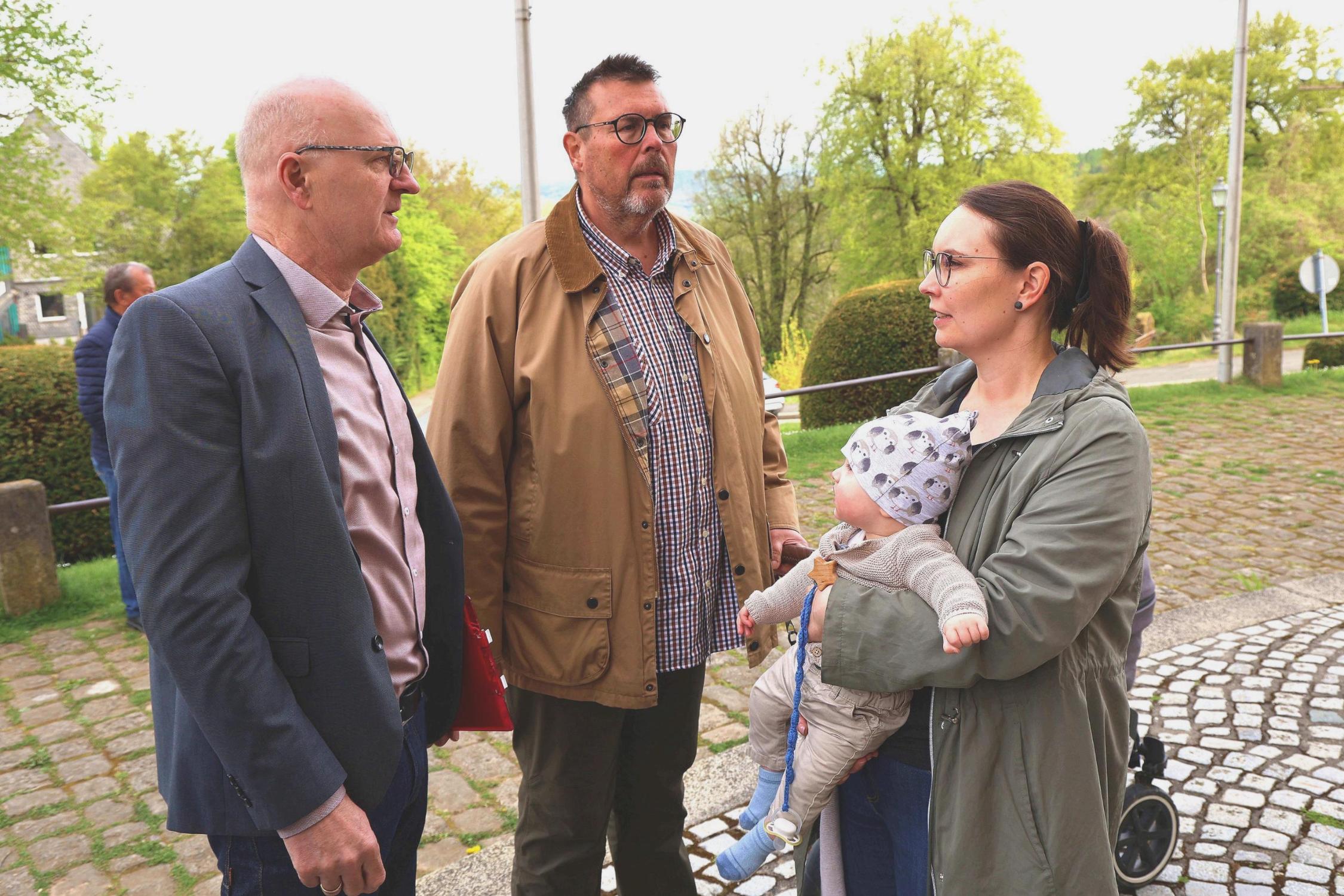 Auf Initiative des Georgen-Komitees übergibt der Vorsitzende Georg Lohneis an Georg Knipper in Beisein von Mama Anja und Opa Martin eine Urkunde und ein Geschenk.