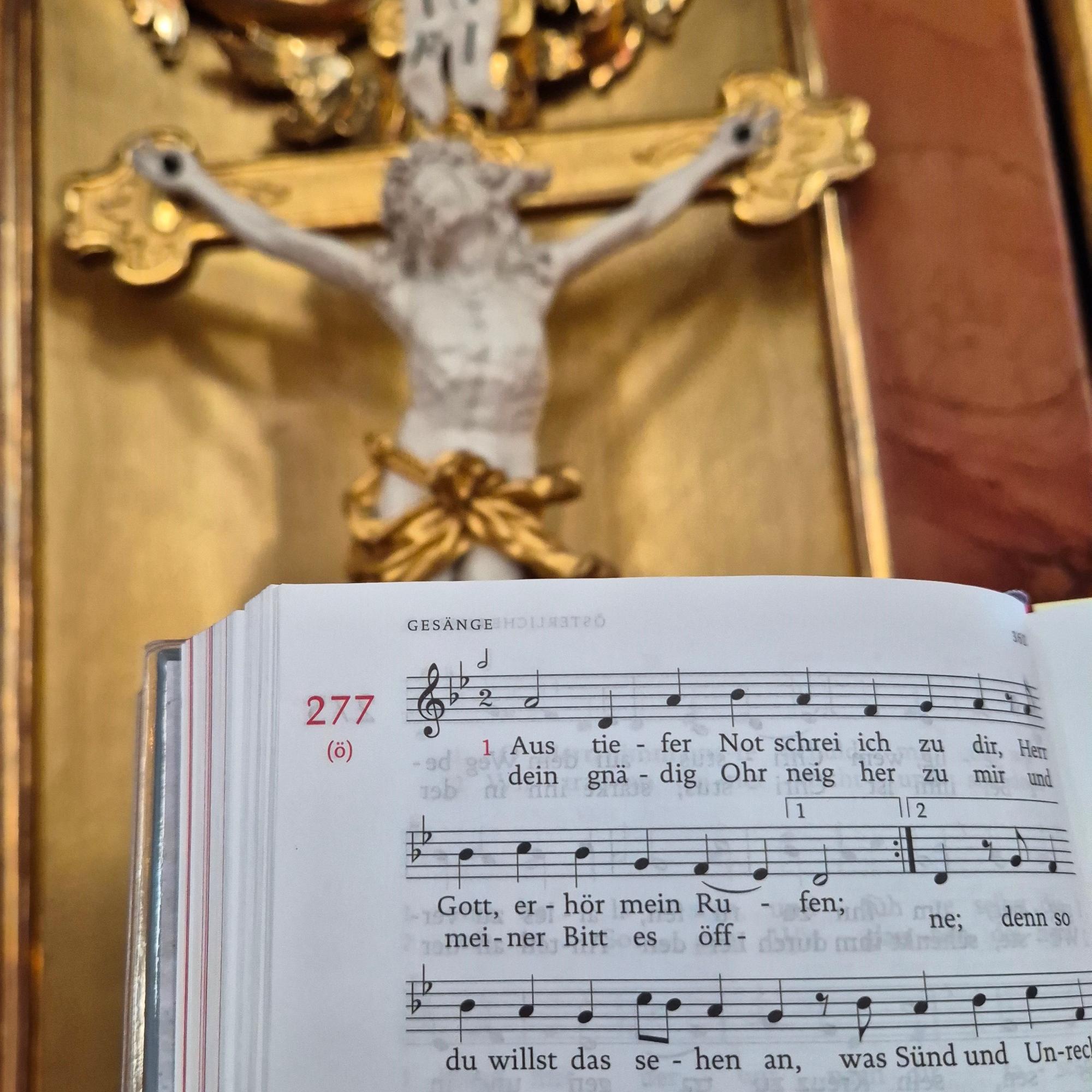 Gl 277 Aus tiefer Not mit Kreuz am Hochaltar der Basilika