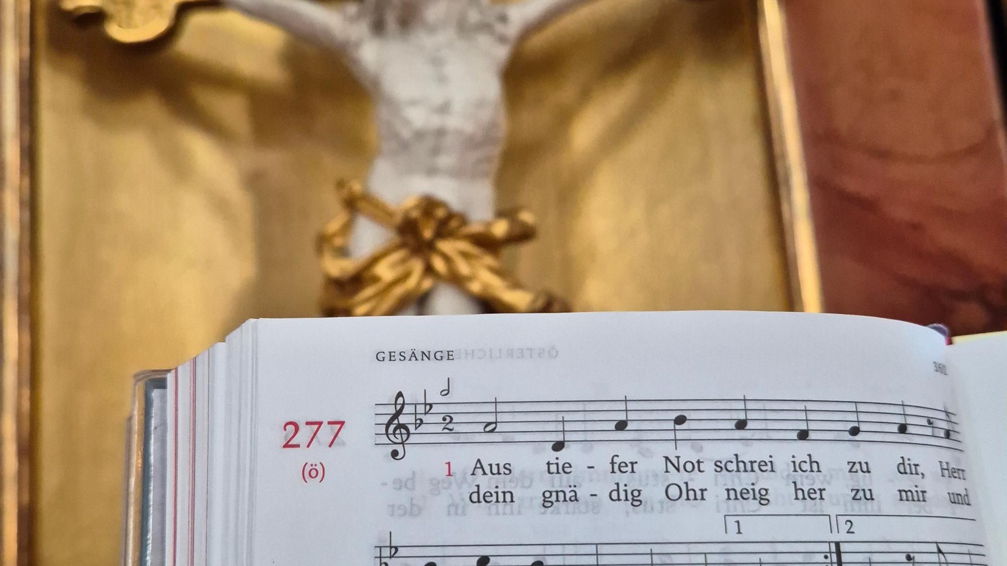 Gl 277 Aus tiefer Not mit Kreuz am Hochaltar der Basilika