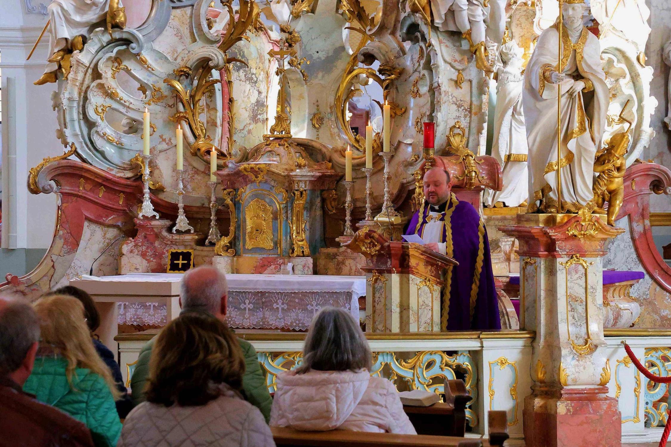 Gut besucht war die 3. Fastenpredigt in der Wallfahrtsbasilika, bei der Pfarrvikar Sebastian Heim zum Passionslied „Herzliebster Jesu“ (GL 290) predi