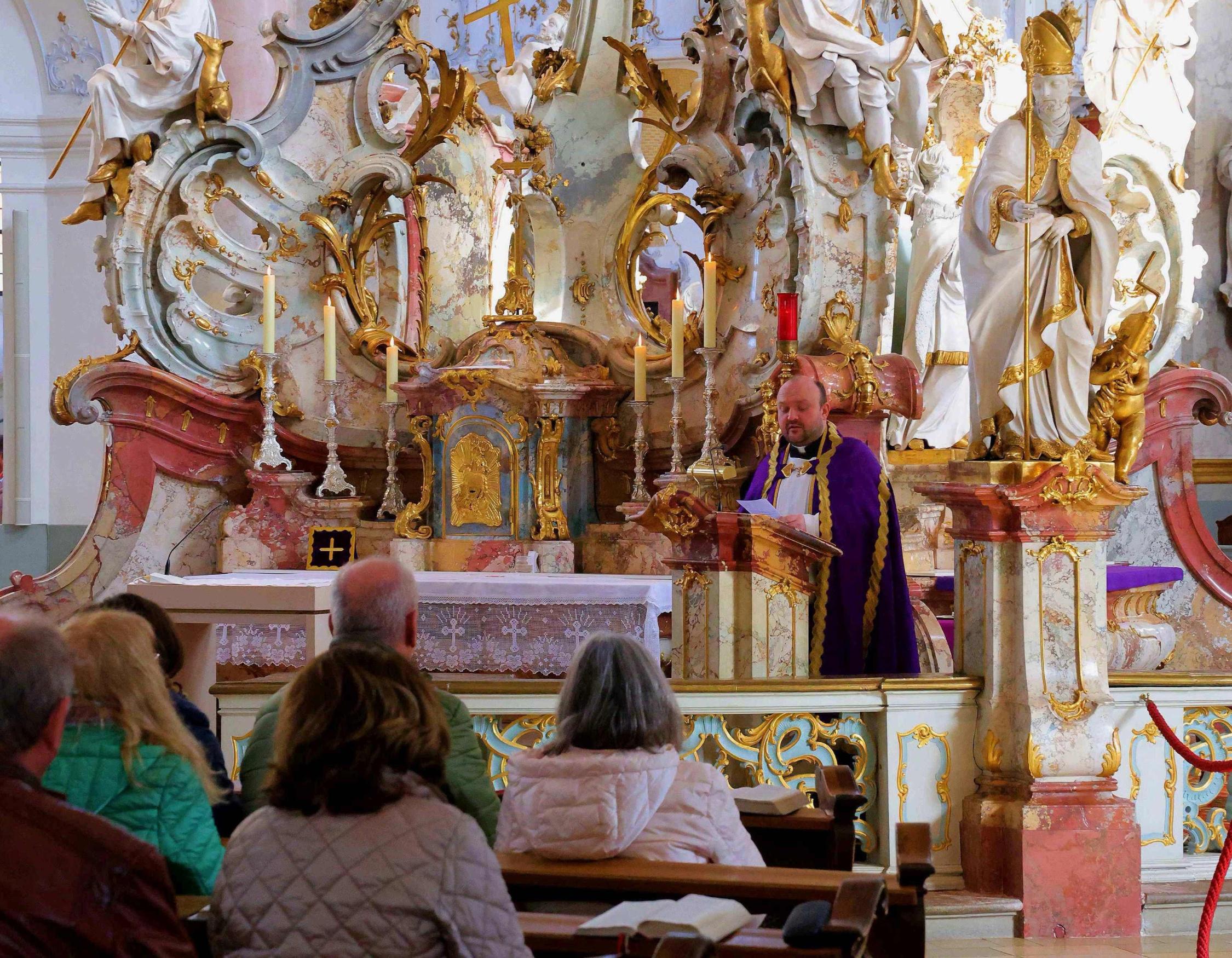 Gut besucht war die 3. Fastenpredigt in der Wallfahrtsbasilika, bei der Pfarrvikar Sebastian Heim zum Passionslied „Herzliebster Jesu“ (GL 290) predi