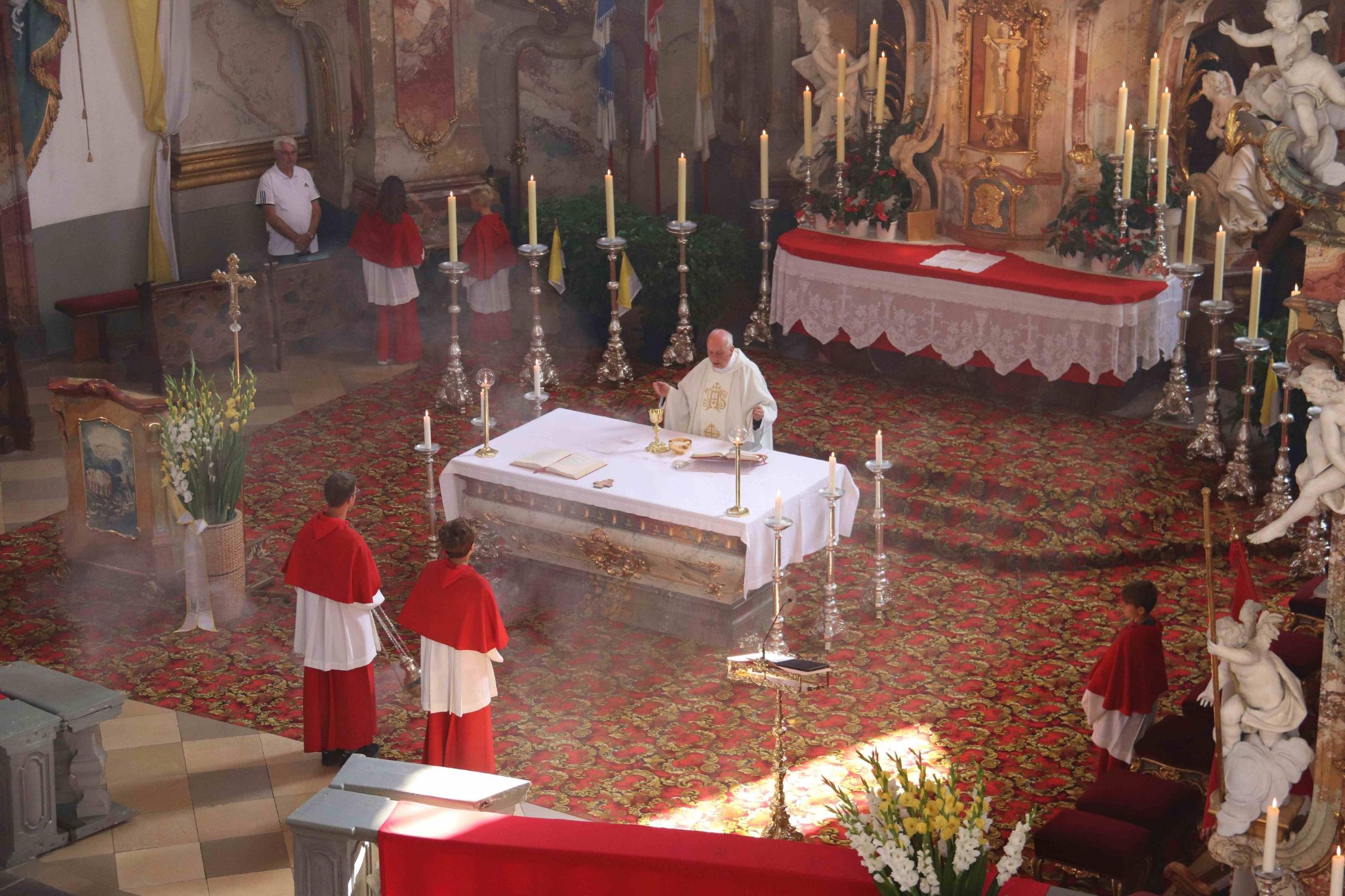 Guardian Pater Maximilian zelebrierte den Festgottesdienst zur Kirchweih im fränkischen Betlehem._