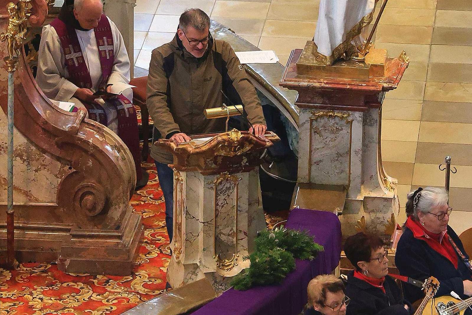 Erzähler Mario Kern trug die bekannte Weihnachtsgeschichte vom Evangelisten Lukas in fränkischer Mundart vor.