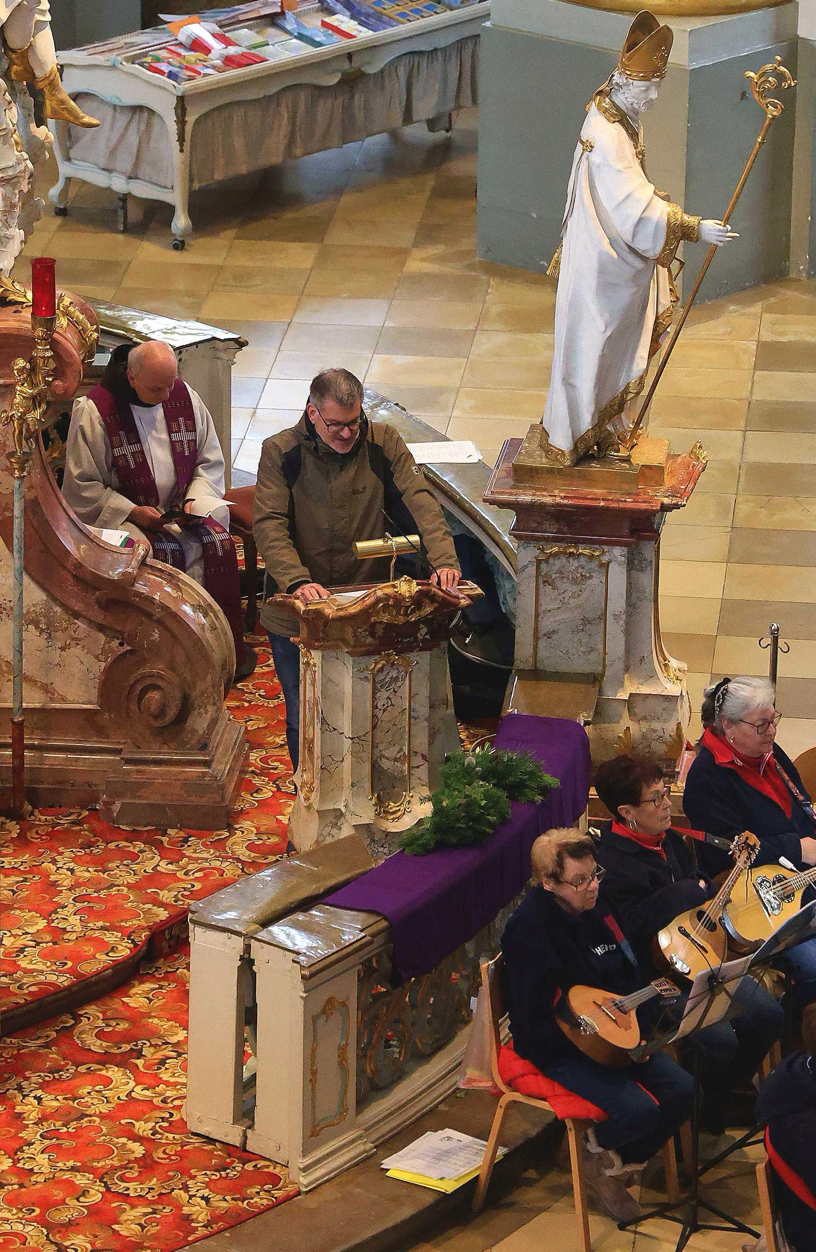 Erzähler Mario Kern trug die bekannte Weihnachtsgeschichte vom Evangelisten Lukas in fränkischer Mundart vor.