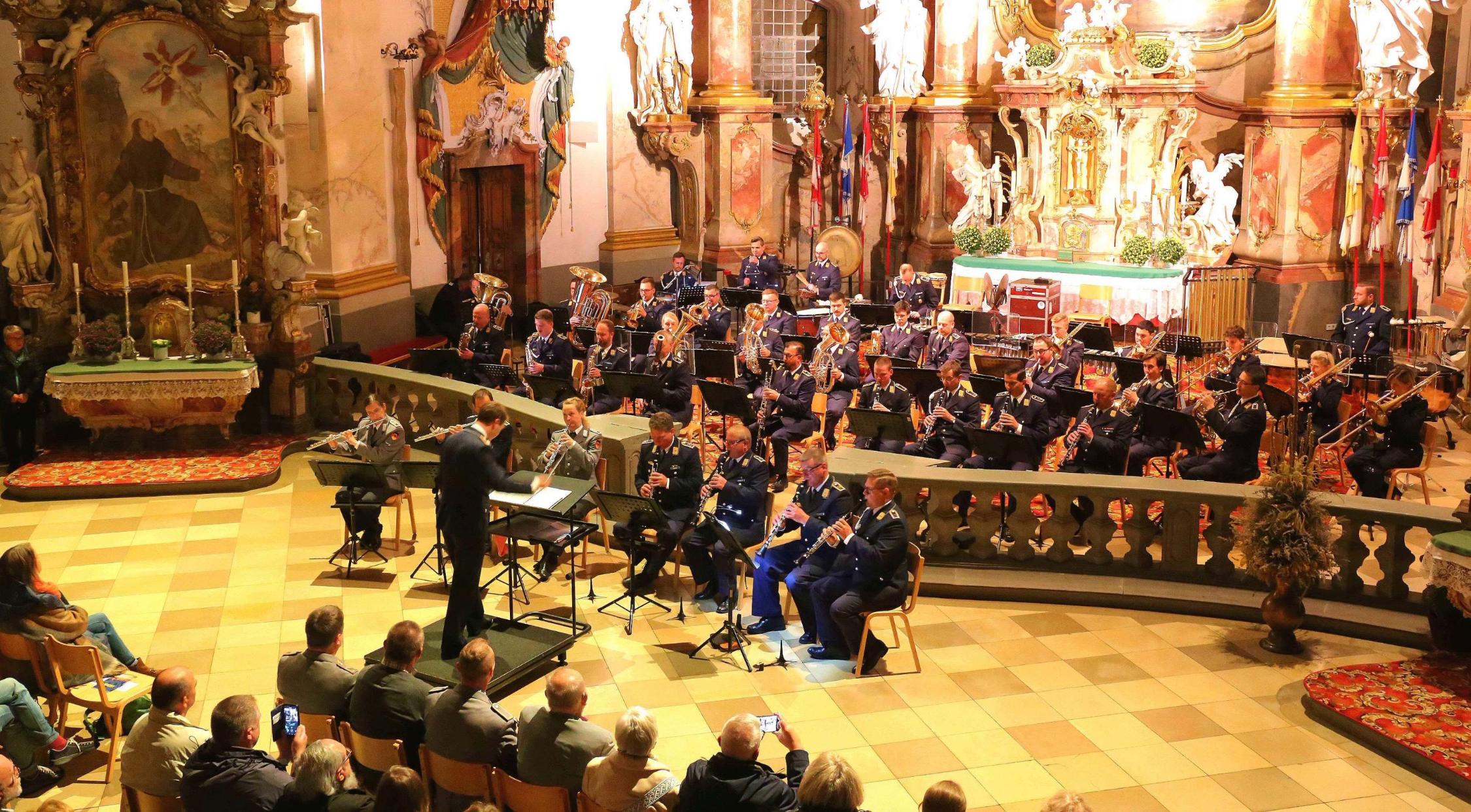 Zum Abschlusskonzert des Jubiläumsjahres „25 Jahre Rieger-Orgel Vierzehnheiligen“ gastierte das Luftwaffenmusikkorps Erfurt unter der Leitung von Oberstleutnant Dr. Tobias Wunderle in der Wallfahrtsbasilika.