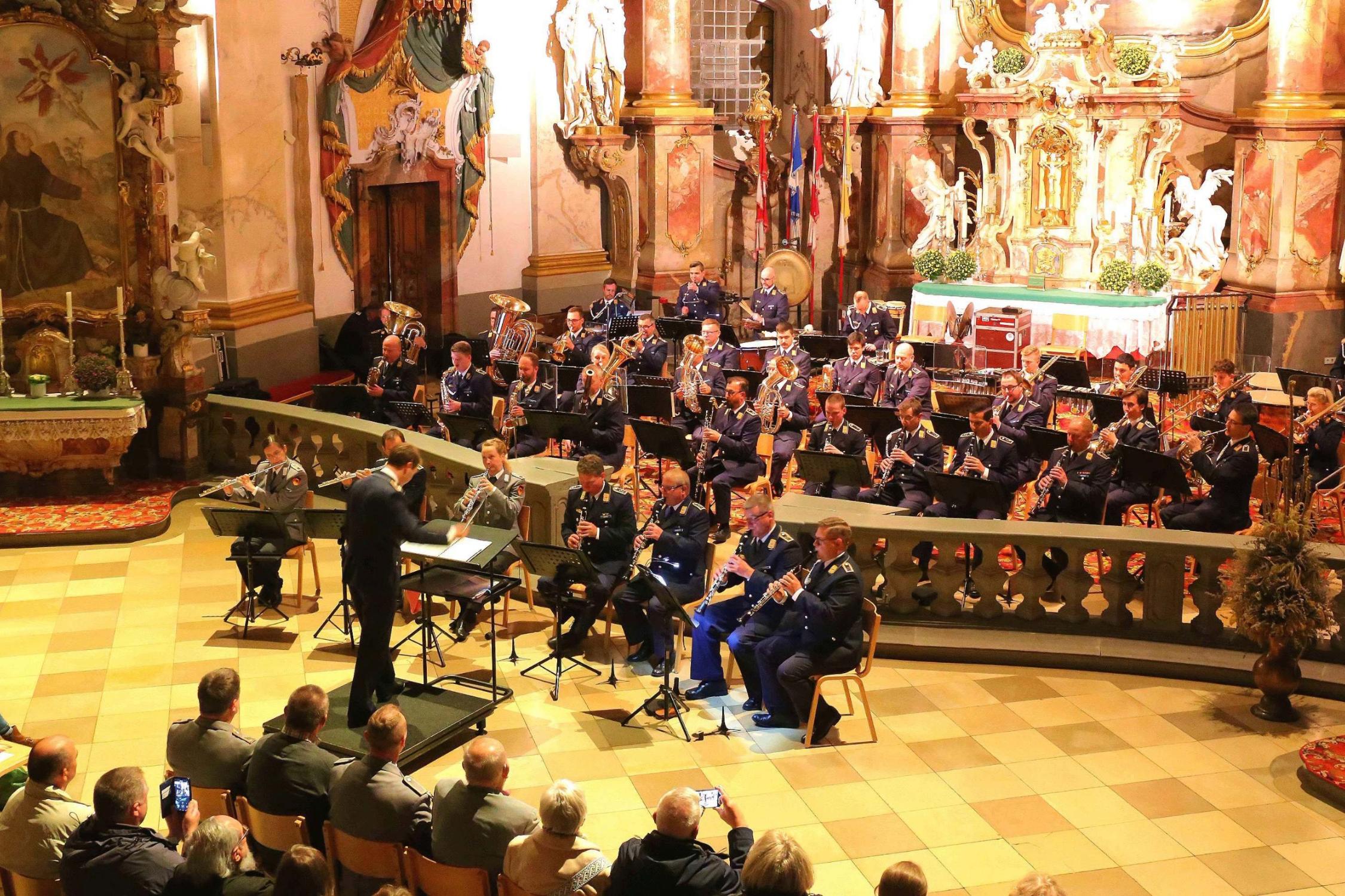 Zum Abschlusskonzert des Jubiläumsjahres „25 Jahre Rieger-Orgel Vierzehnheiligen“ gastierte das Luftwaffenmusikkorps Erfurt unter der Leitung von Oberstleutnant Dr. Tobias Wunderle in der Wallfahrtsbasilika.