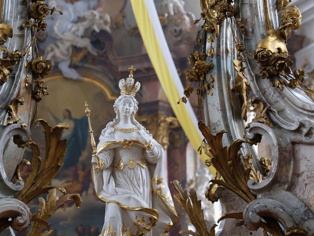 Die Blicke der Zuhörer richtet sich auf die Gottes Mutter Maria, die sich im Mittelpunkt des Gnadenaltares befand.