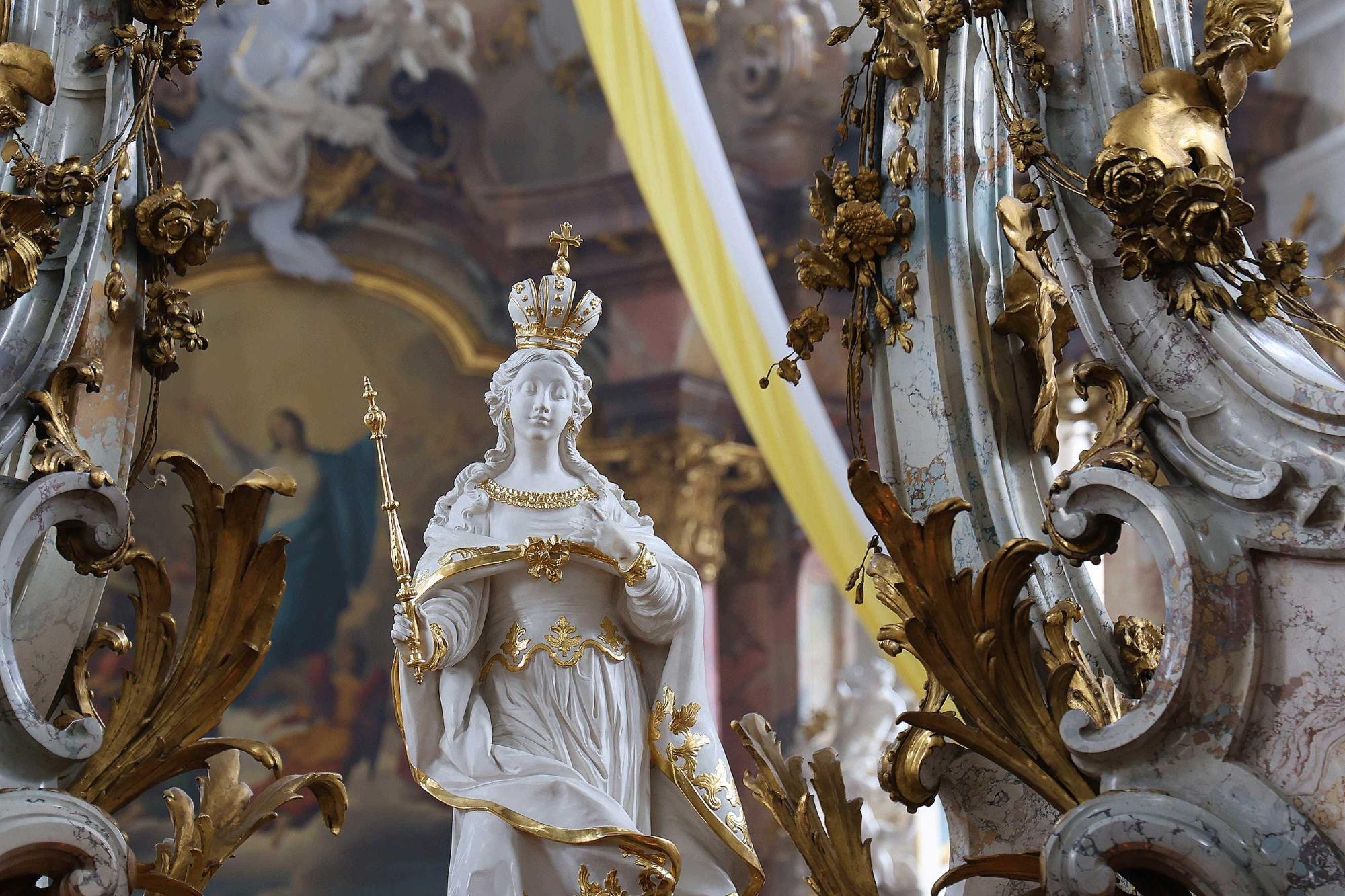 Die Blicke der Zuhörer richtet sich auf die Gottes Mutter Maria, die sich im Mittelpunkt des Gnadenaltares befand.