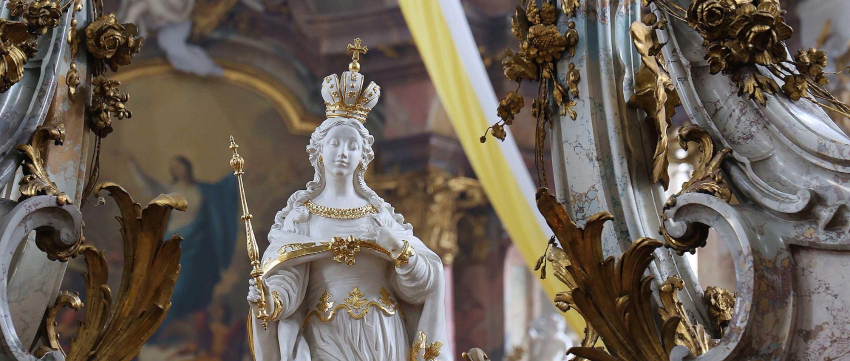 Die Blicke der Zuhörer richtet sich auf die Gottes Mutter Maria, die sich im Mittelpunkt des Gnadenaltares befand.