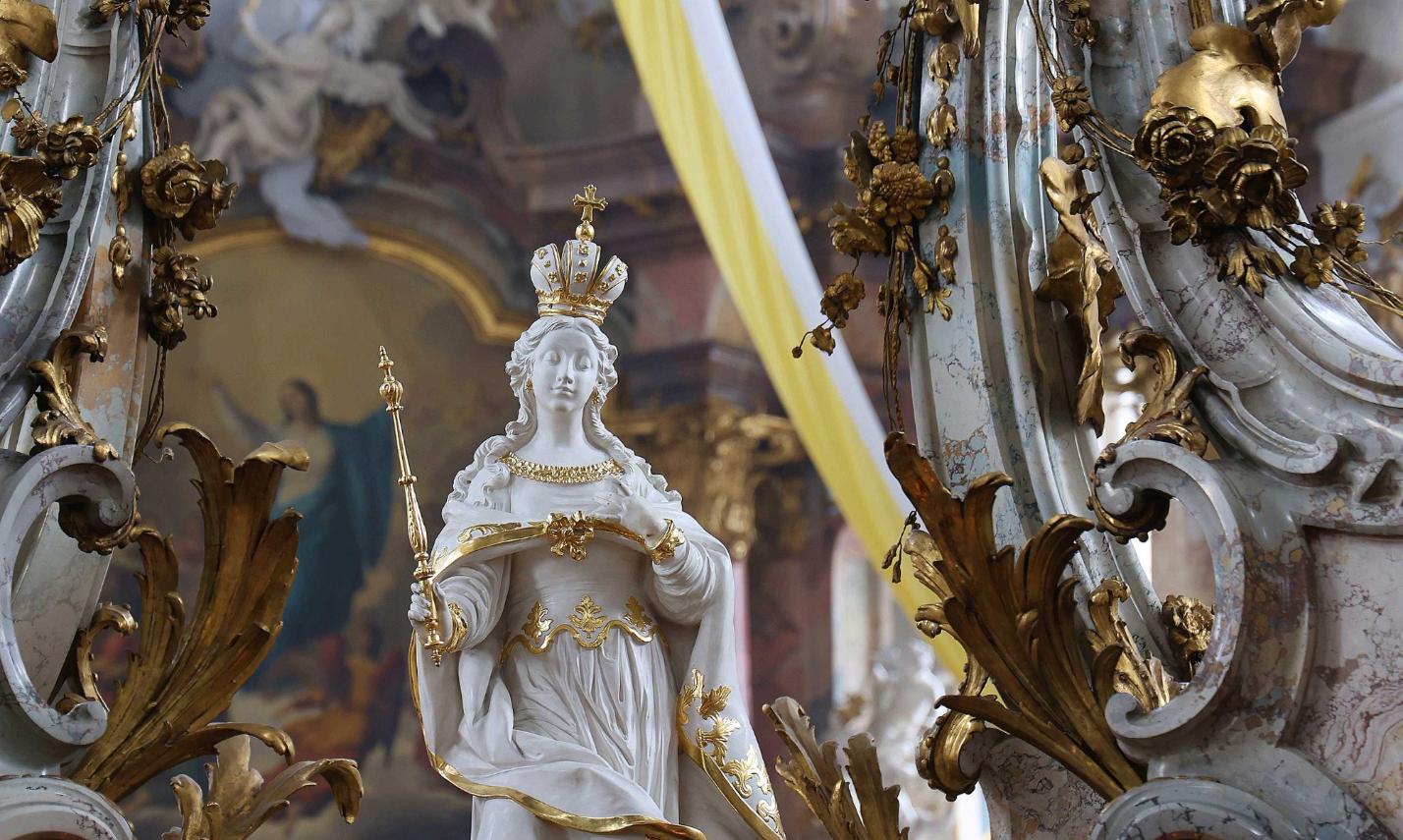 Die Blicke der Zuhörer richtet sich auf die Gottes Mutter Maria, die sich im Mittelpunkt des Gnadenaltares befand.