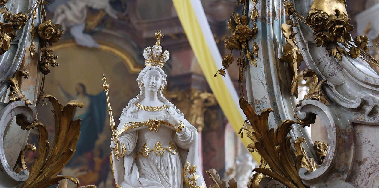 Die Blicke der Zuhörer richtet sich auf die Gottes Mutter Maria, die sich im Mittelpunkt des Gnadenaltares befand.