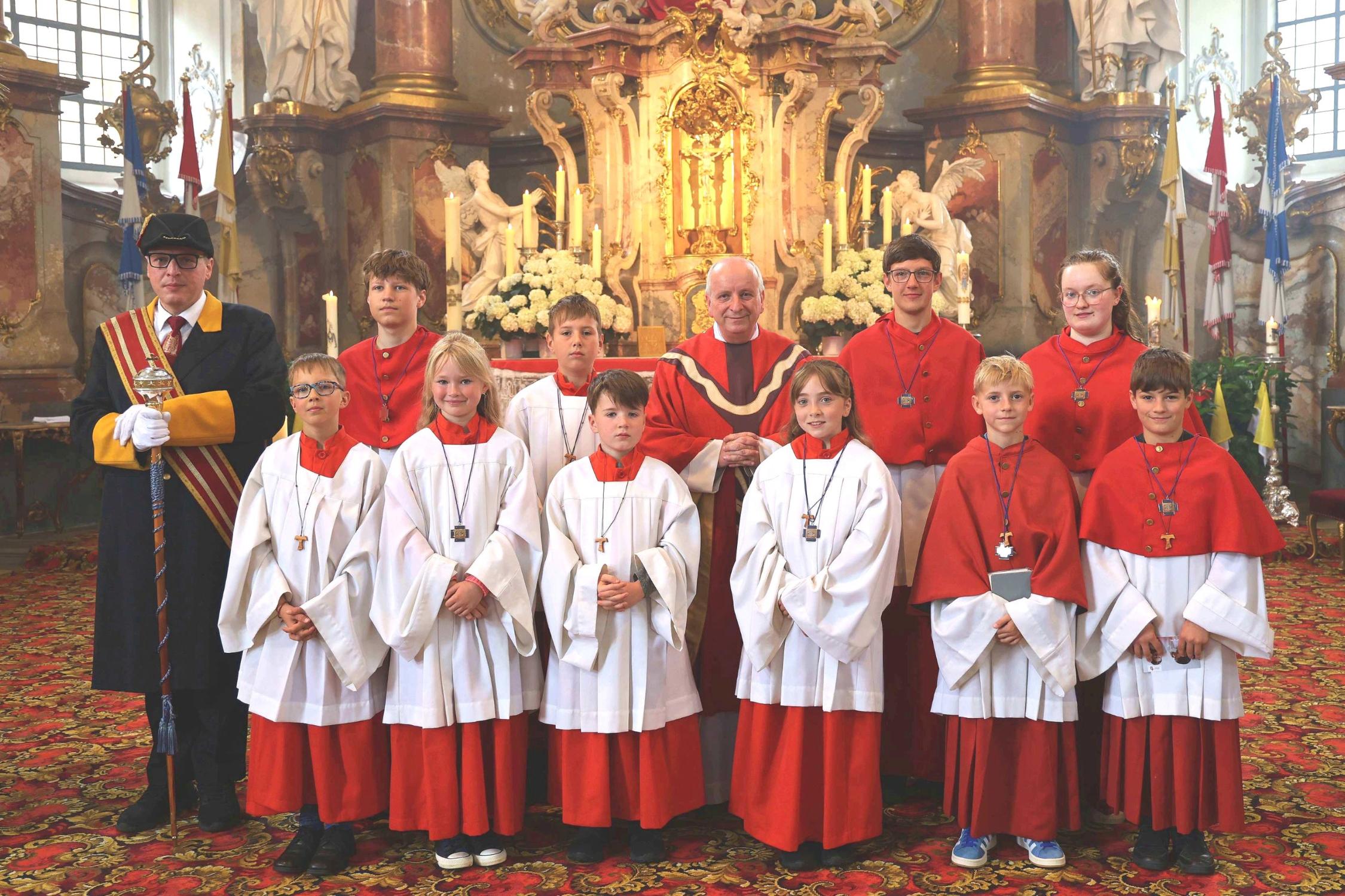 Jakob Schaad, Xaver Trunk, Lena Schaller, Luis Hoffmann, Anton Lieb,  Ella Schrenker, Niklas Schaad, Fritz Schad, Isabell Zipfel und Jonas Günthner gehören der Ministrantenschar in Vierzehnheiligen an. Darüber freuen sich der Kirchenschweizer Daniel Reitz und Guardian Pater Maximilian.