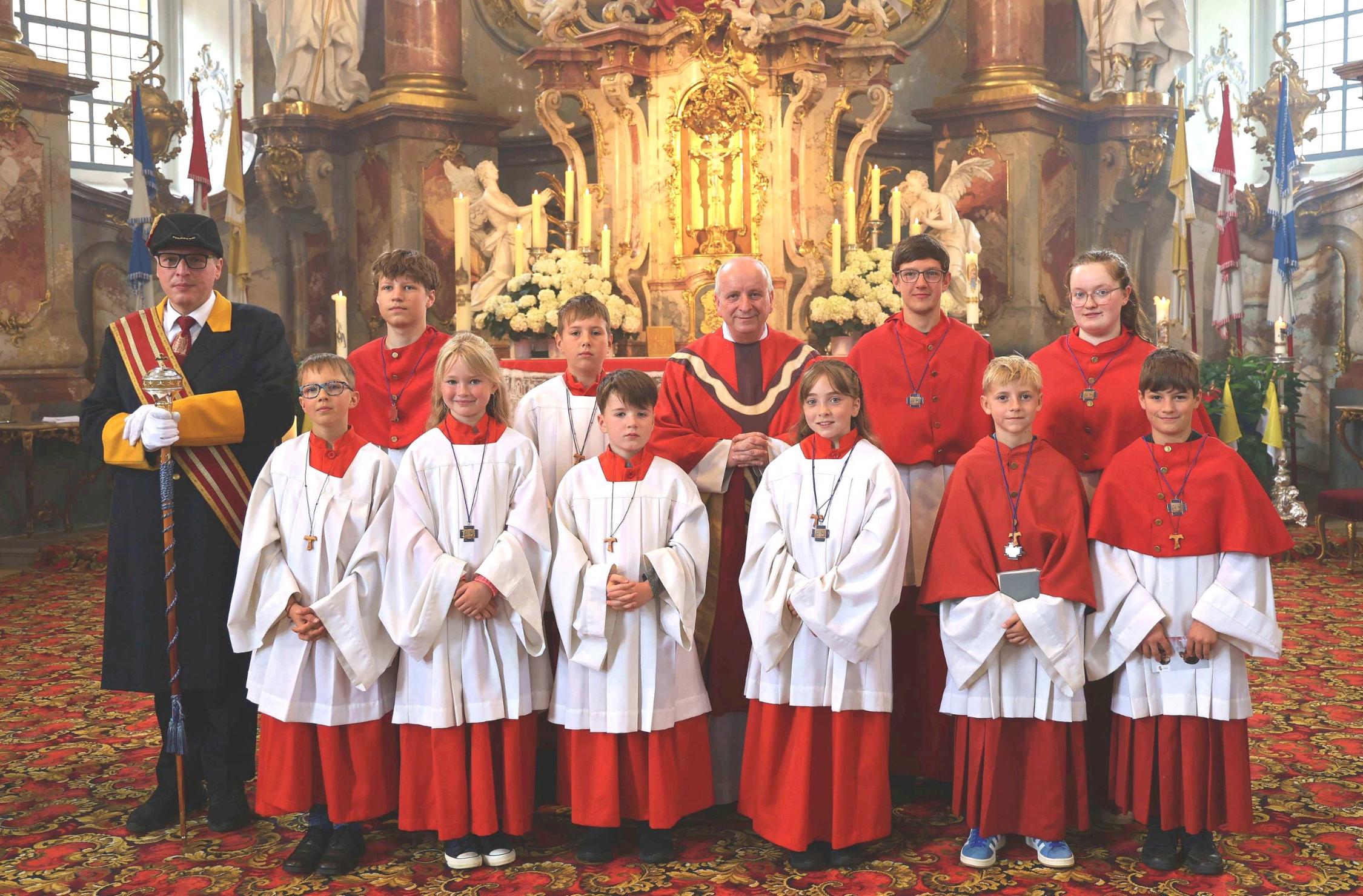 Jakob Schaad, Xaver Trunk, Lena Schaller, Luis Hoffmann, Anton Lieb,  Ella Schrenker, Niklas Schaad, Fritz Schad, Isabell Zipfel und Jonas Günthner gehören der Ministrantenschar in Vierzehnheiligen an. Darüber freuen sich der Kirchenschweizer Daniel Reitz und Guardian Pater Maximilian.
