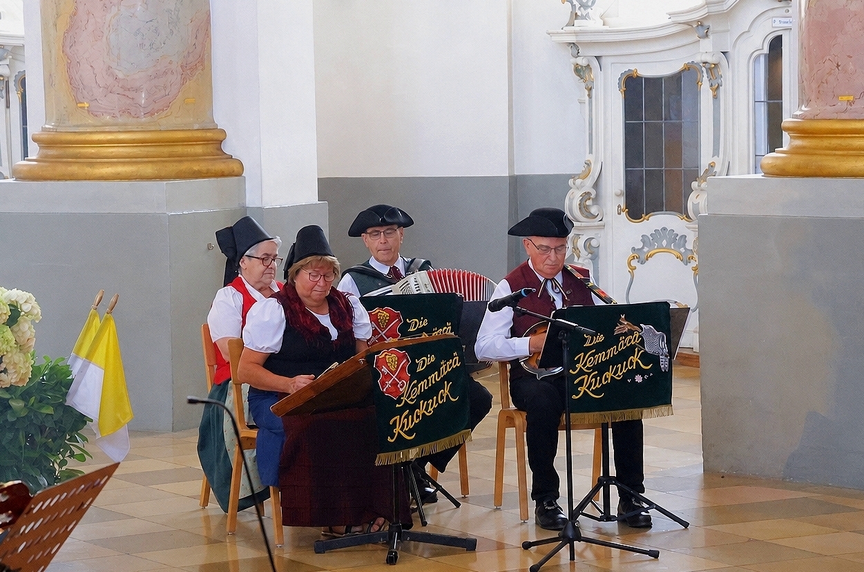 Mit Akkordeon, Hackbrett, Mandoline und Gesang bereicherten die „Kemmärä Kuckuck“ mit ihrem Leiter Hans-Dieter Ruß das fränkische Mariensingen mit besinnlichen Tön