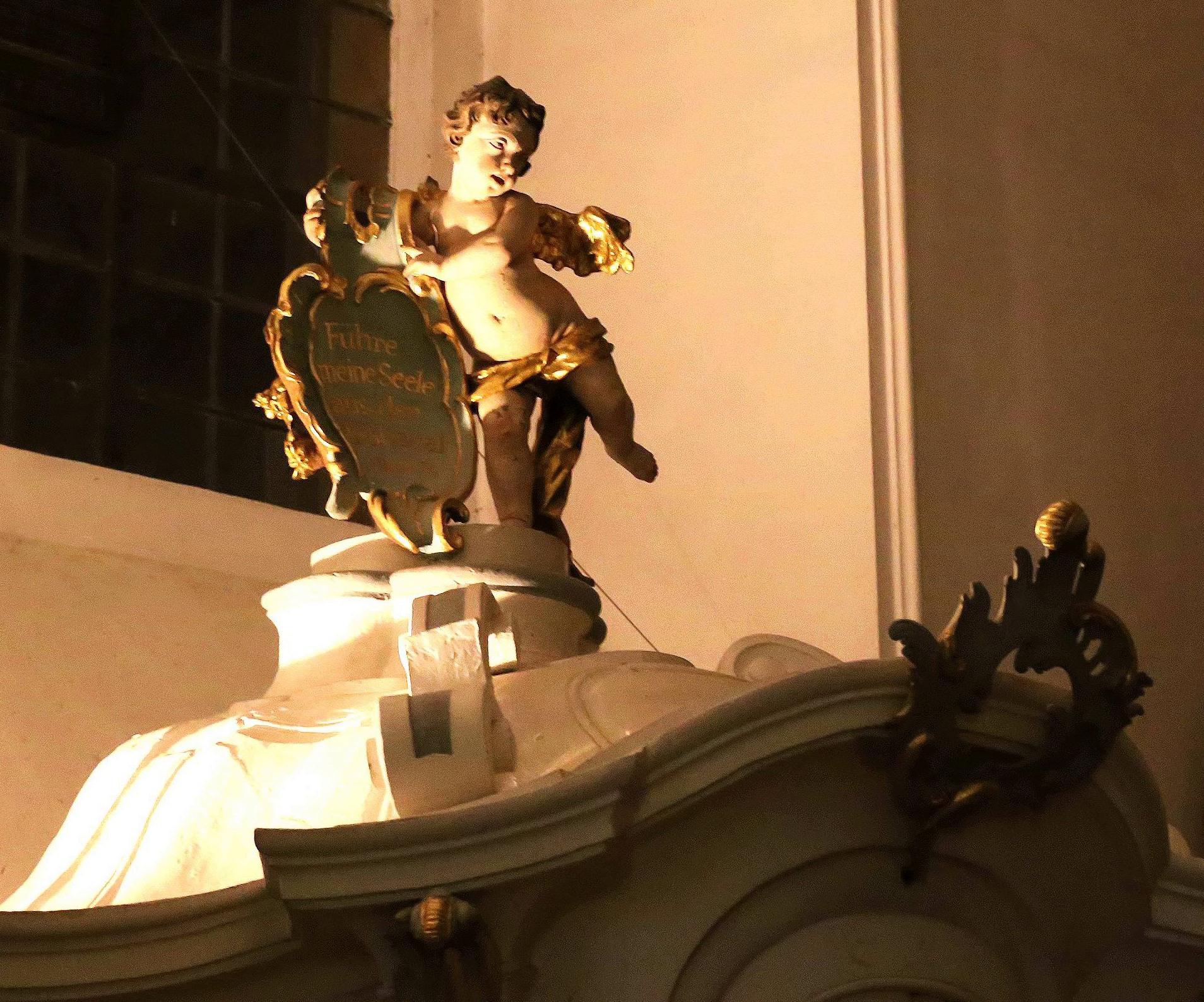 Engel mit Hinweisschilder findet man in der Basilika auf den Beichtstühlen der Basilika jeweils mit einer Botschaft auf den Täfelchen.