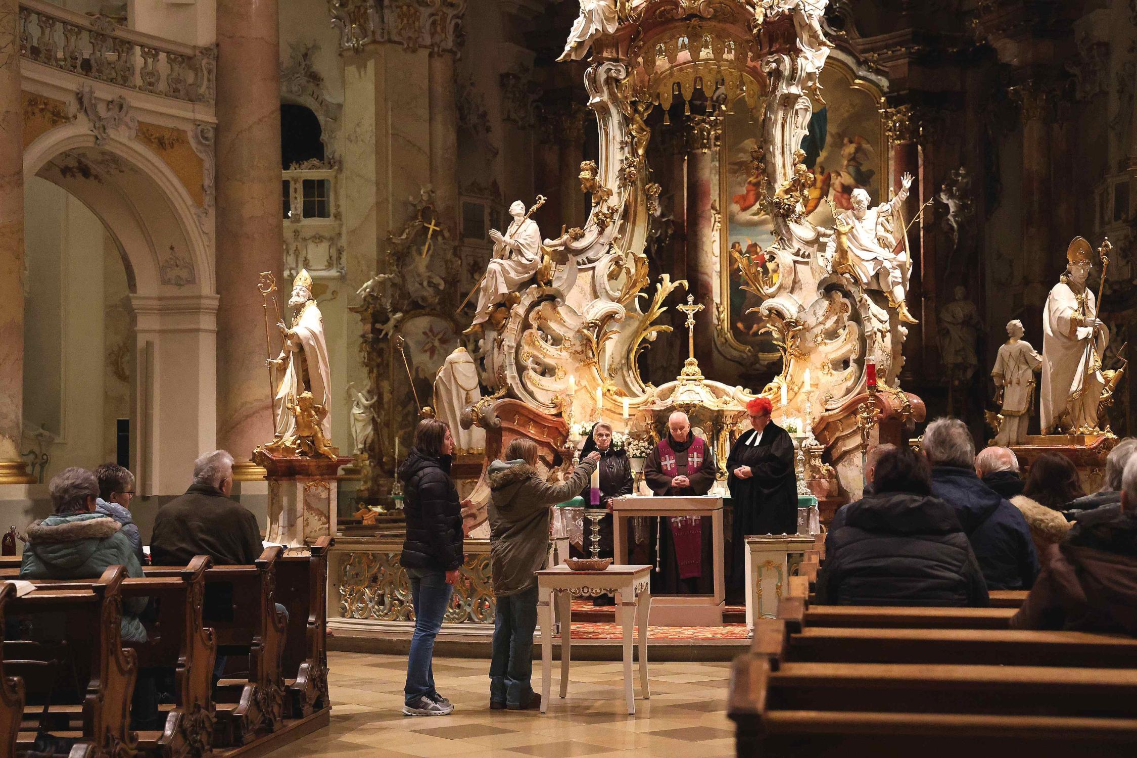 Die Gläubigen konnten zum Gnadenaltar kommen und an der Osterkerze eine Kerze für ihre Verstorbenen entzünden.