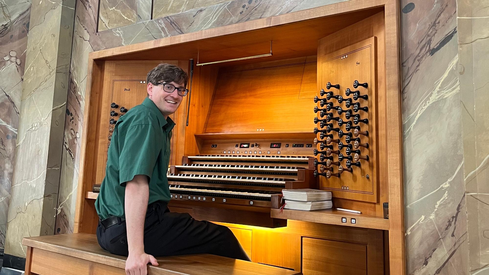 Organist Oliver Scharold