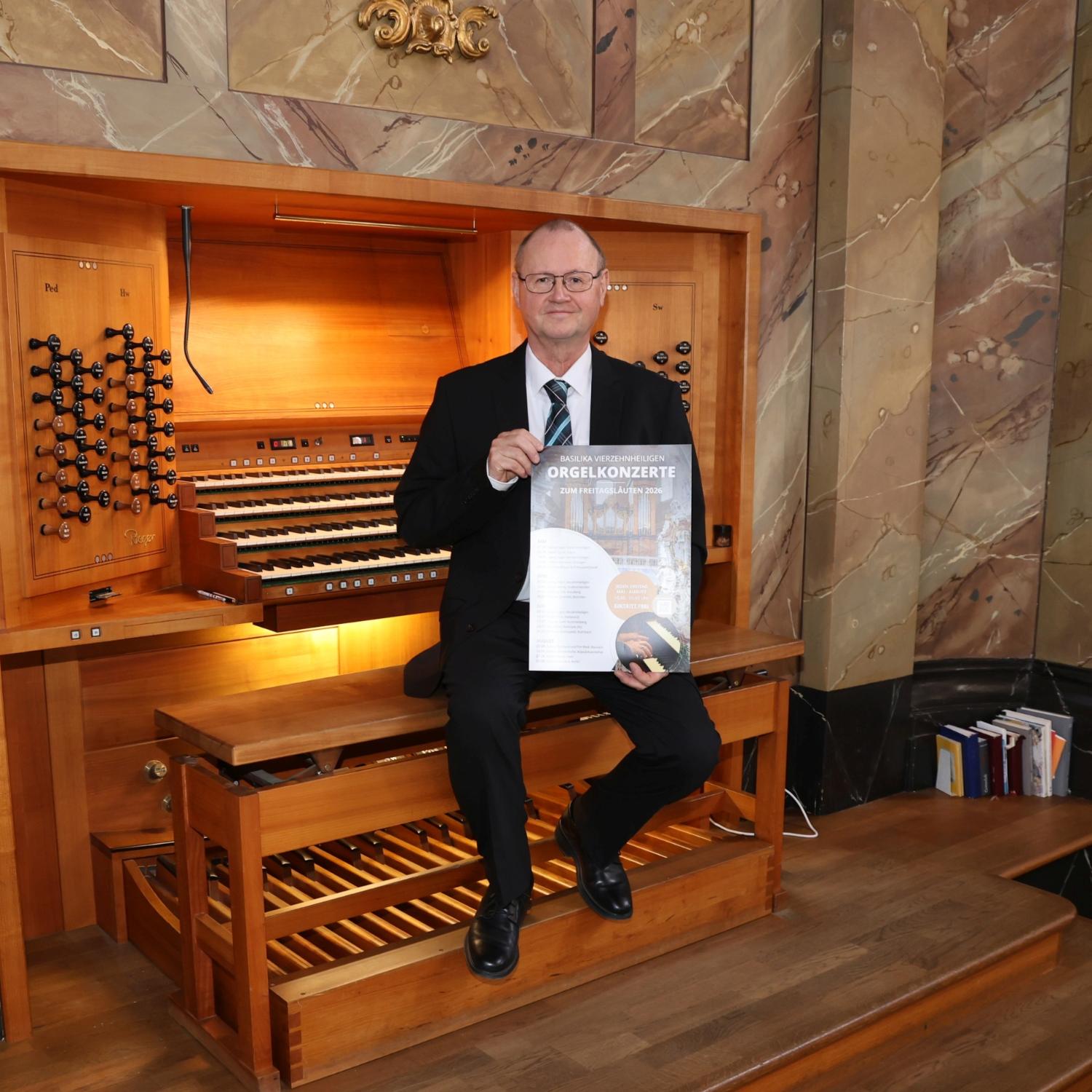 Georg Hagel mit plakat Orgelkonzert Freitagsläuten