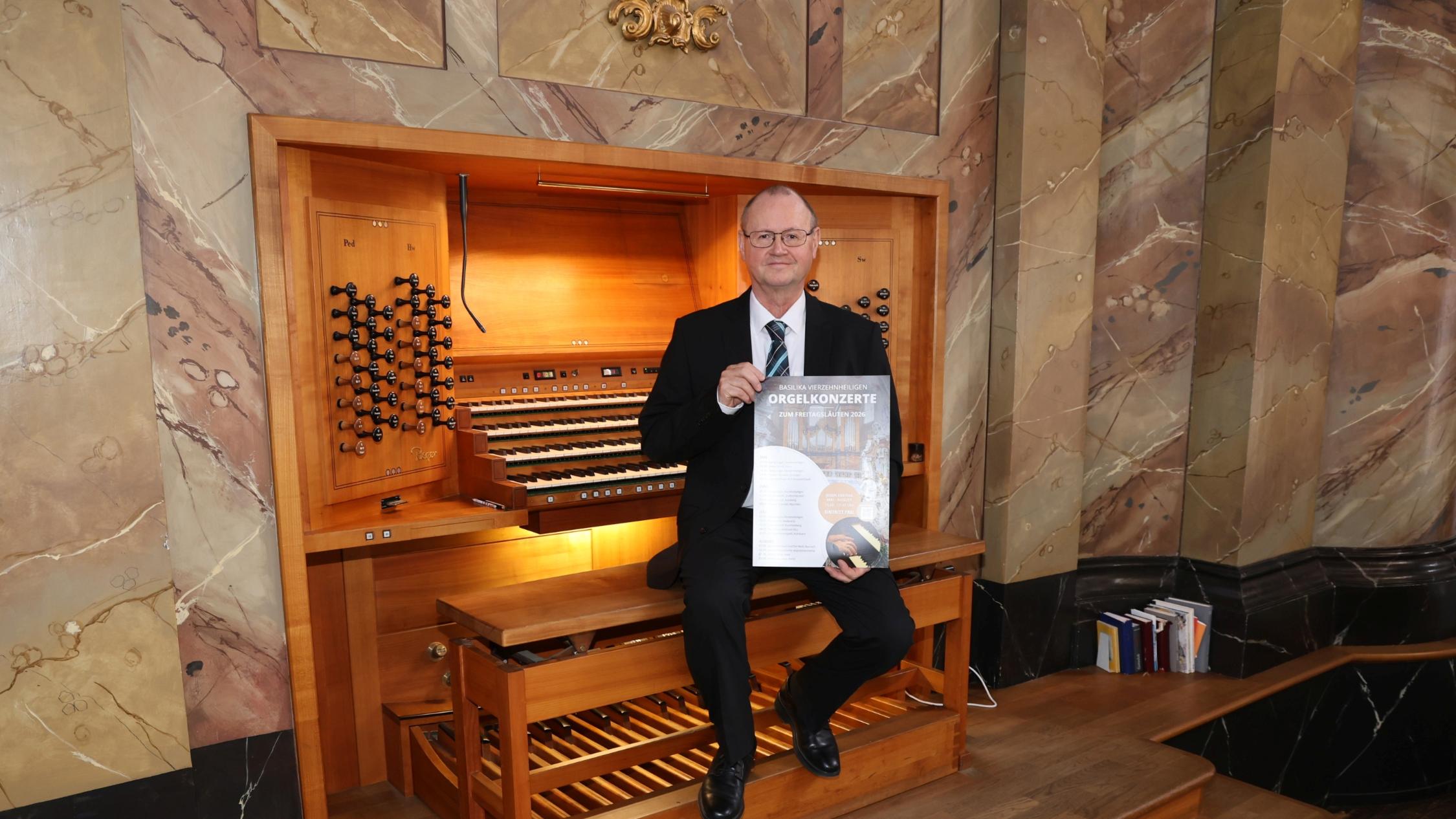 Georg Hagel mit plakat Orgelkonzert Freitagsläuten